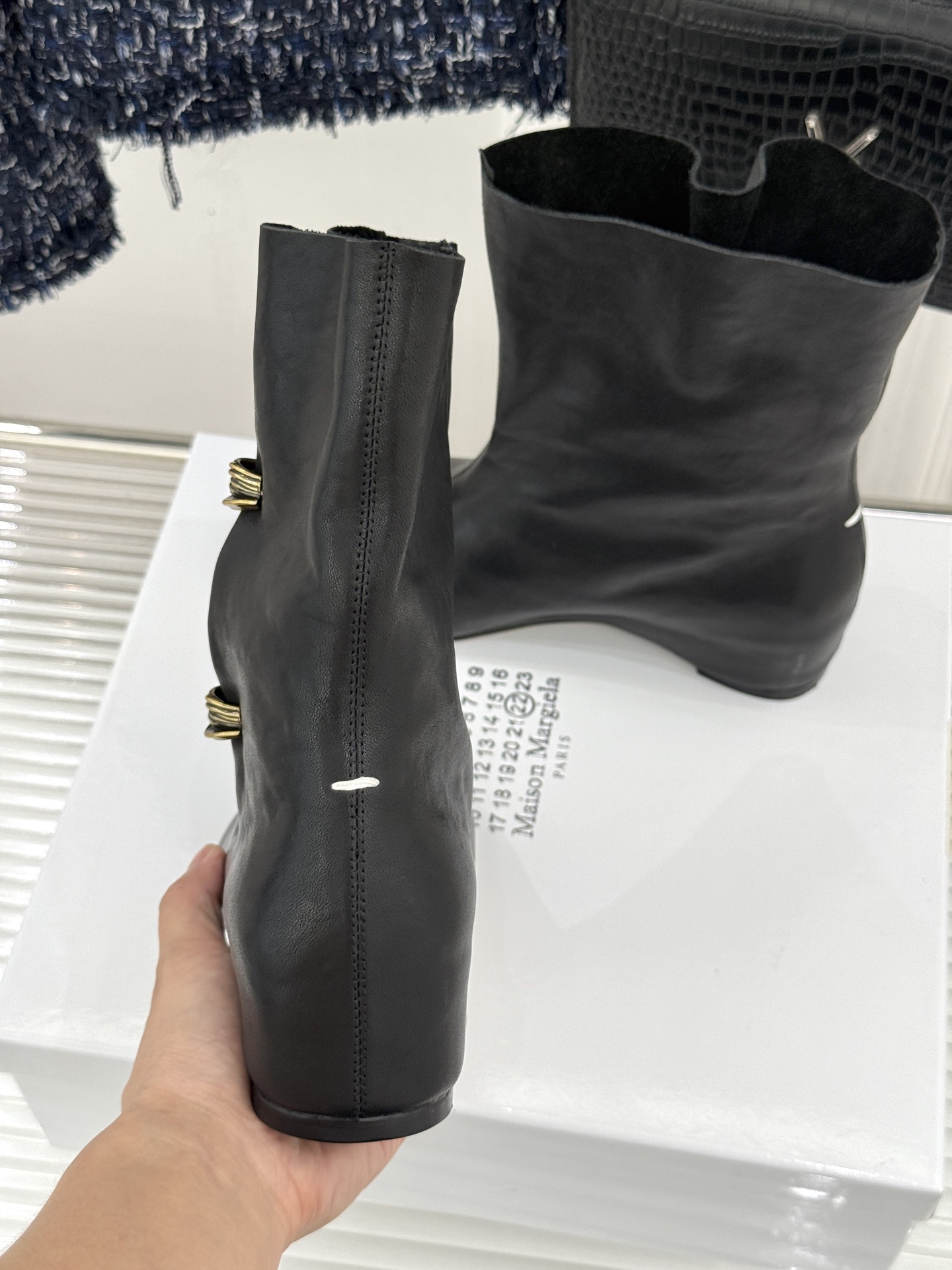 MaisonMargiela|MM6马吉拉 复古褶皱金属扣内增高分趾短靴 褶皱肌理揉进复古调性 金属扣锁精致细节感 分趾 MaisonMargiela|MM6马吉拉 复古褶皱金属扣内增高分趾短靴 褶皱肌理揉进复古调性 金属扣锁精致细节感 分趾