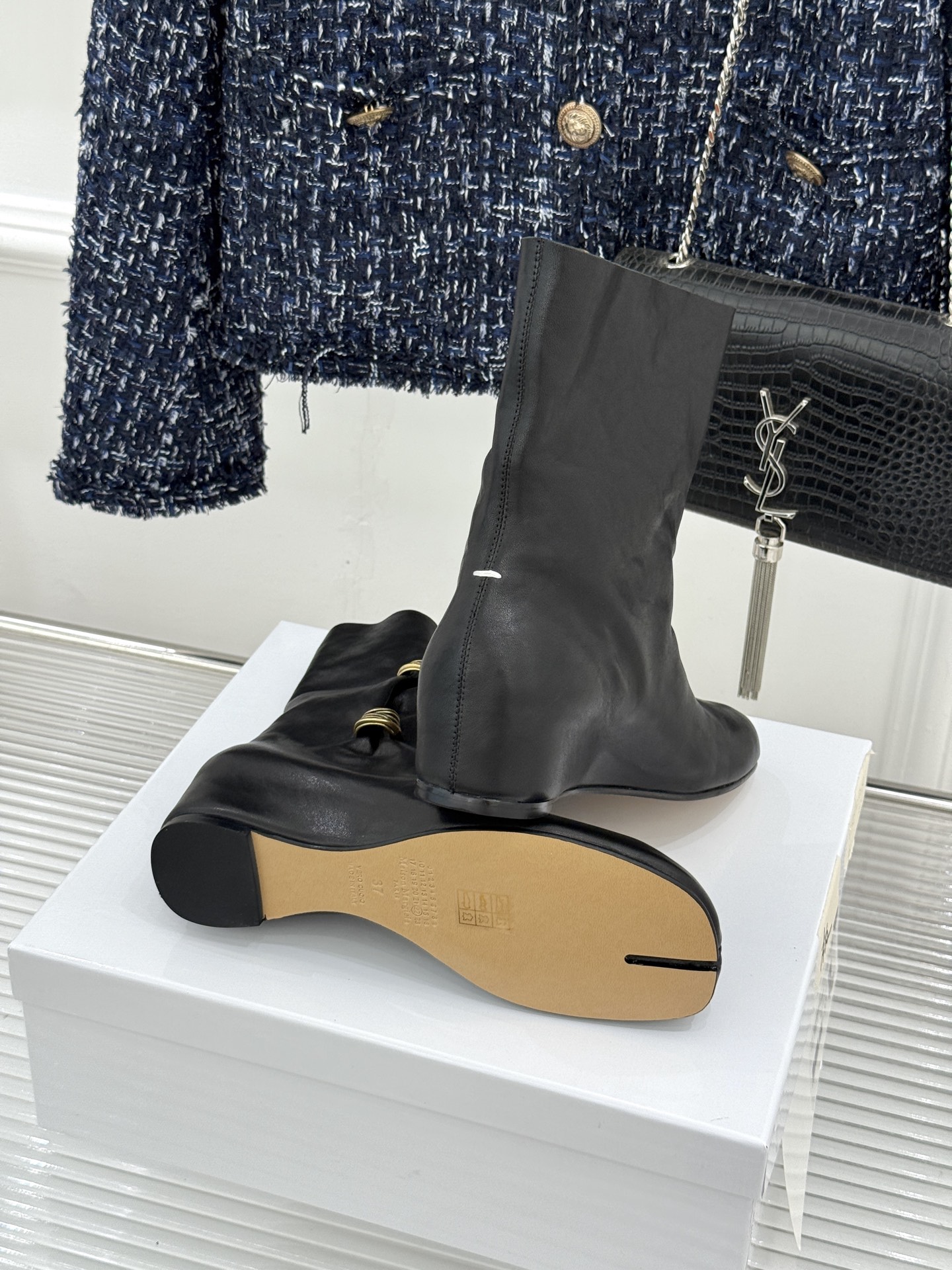 MaisonMargiela|MM6马吉拉 复古褶皱金属扣内增高分趾短靴 褶皱肌理揉进复古调性 金属扣锁精致细节感 分趾 MaisonMargiela|MM6马吉拉 复古褶皱金属扣内增高分趾短靴 褶皱肌理揉进复古调性 金属扣锁精致细节感 分趾