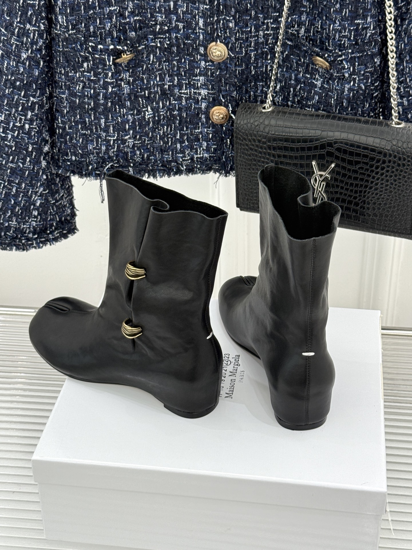 MaisonMargiela|MM6马吉拉 复古褶皱金属扣内增高分趾短靴 褶皱肌理揉进复古调性 金属扣锁精致细节感 分趾 MaisonMargiela|MM6马吉拉 复古褶皱金属扣内增高分趾短靴 褶皱肌理揉进复古调性 金属扣锁精致细节感 分趾
