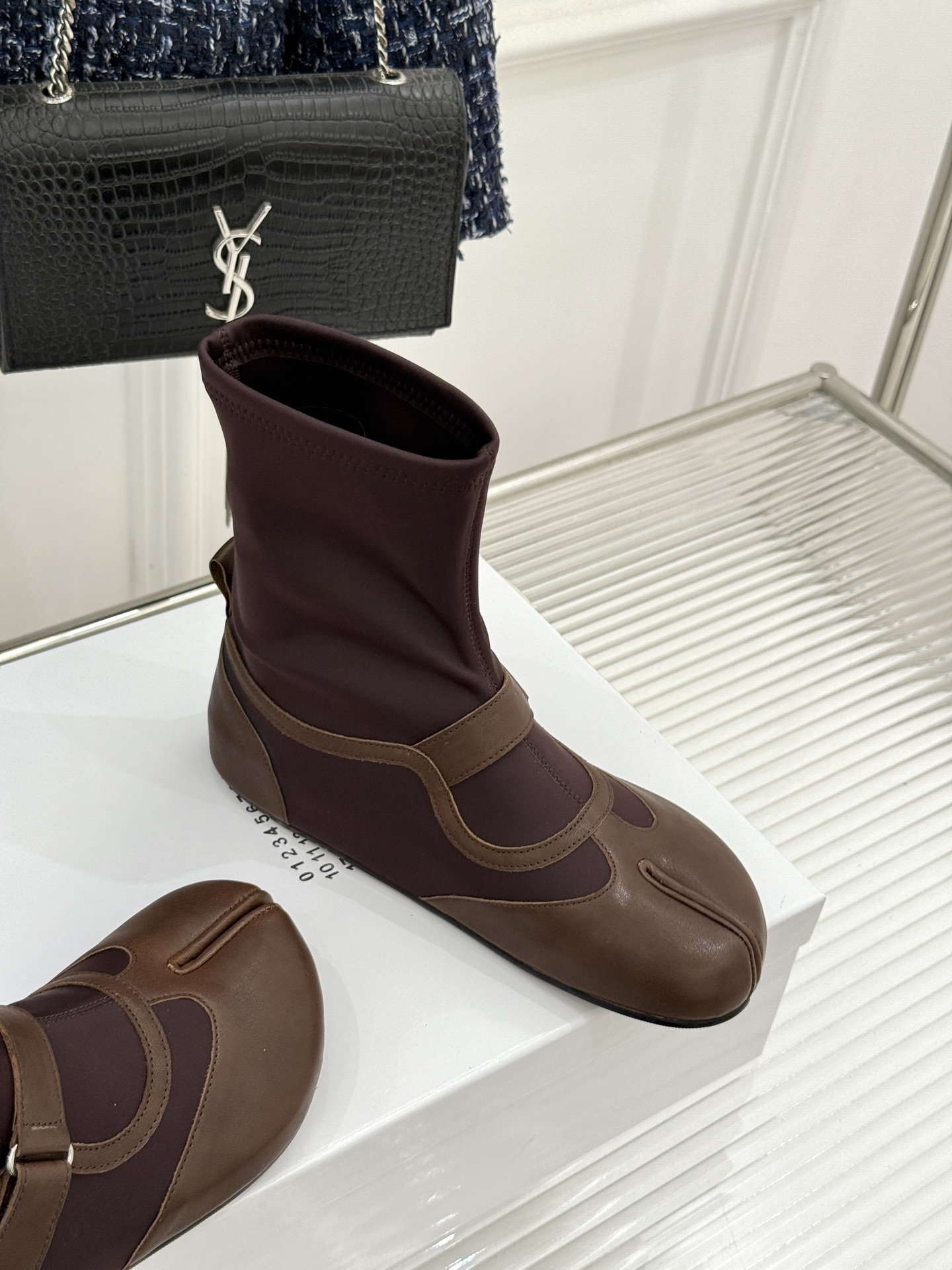 MaisonMargiela|MM6马吉拉 复古皮带扣平底分趾弹力靴短靴 皮带扣锁复古松弛腔调 弹力靴筒裹住纤细脚踝 分 MaisonMargiela|MM6马吉拉 复古皮带扣平底分趾弹力靴短靴 皮带扣锁复古松弛腔调 弹力靴筒裹住纤细脚踝 分