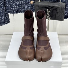 MaisonMargiela|MM6马吉拉 复古皮带扣平底分趾弹力靴短靴 皮带扣锁复古松弛腔调 弹力靴筒裹住纤细脚踝 分 MaisonMargiela|MM6马吉拉 复古皮带扣平底分趾弹力靴短靴 皮带扣锁复古松弛腔调 弹力靴筒裹住纤细脚踝 分