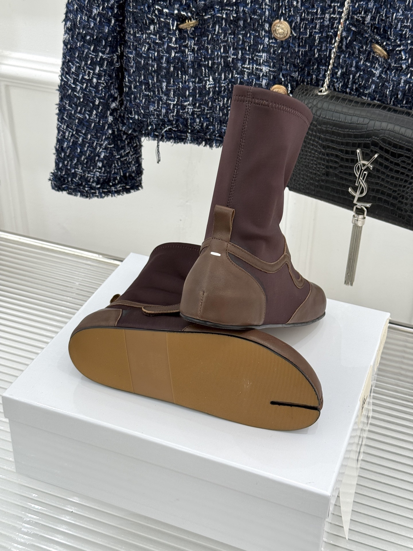 MaisonMargiela|MM6马吉拉 复古皮带扣平底分趾弹力靴短靴 皮带扣锁复古松弛腔调 弹力靴筒裹住纤细脚踝 分 MaisonMargiela|MM6马吉拉 复古皮带扣平底分趾弹力靴短靴 皮带扣锁复古松弛腔调 弹力靴筒裹住纤细脚踝 分