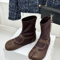 MaisonMargiela|MM6马吉拉 复古皮带扣平底分趾弹力靴短靴 皮带扣锁复古松弛腔调 弹力靴筒裹住纤细脚踝 分 MaisonMargiela|MM6马吉拉 复古皮带扣平底分趾弹力靴短靴 皮带扣锁复古松弛腔调 弹力靴筒裹住纤细脚踝 分