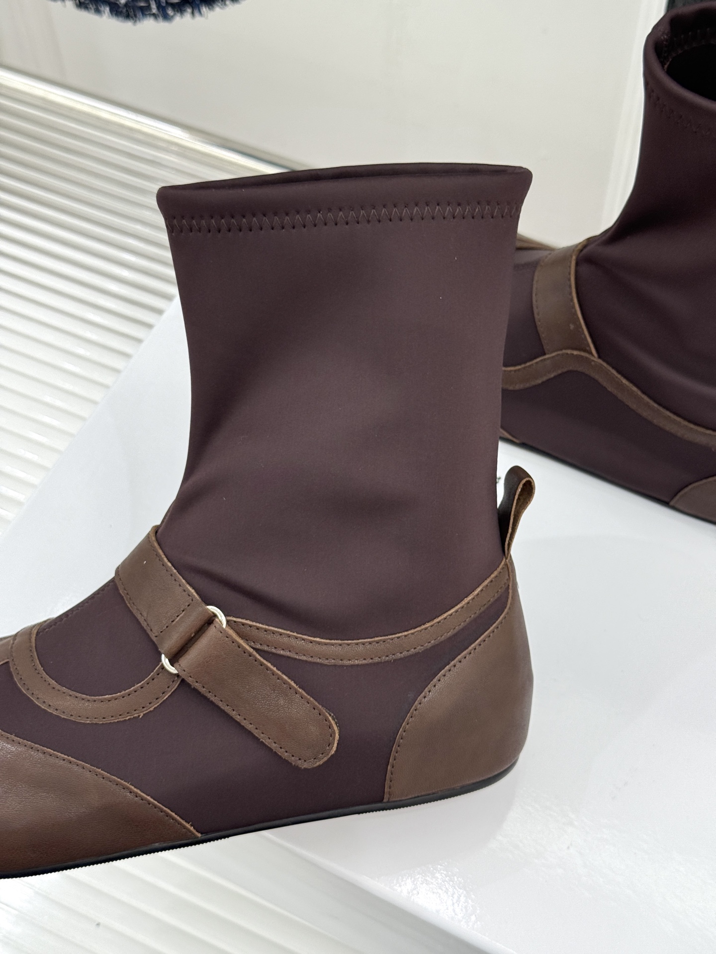 MaisonMargiela|MM6马吉拉 复古皮带扣平底分趾弹力靴短靴 皮带扣锁复古松弛腔调 弹力靴筒裹住纤细脚踝 分 MaisonMargiela|MM6马吉拉 复古皮带扣平底分趾弹力靴短靴 皮带扣锁复古松弛腔调 弹力靴筒裹住纤细脚踝 分
