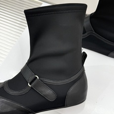 MaisonMargiela|MM6马吉拉 复古皮带扣平底分趾弹力靴短靴 皮带扣锁复古松弛腔调 弹力靴筒裹住纤细脚踝 分 MaisonMargiela|MM6马吉拉 复古皮带扣平底分趾弹力靴短靴 皮带扣锁复古松弛腔调 弹力靴筒裹住纤细脚踝 分