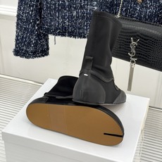 MaisonMargiela|MM6马吉拉 复古皮带扣平底分趾弹力靴短靴 皮带扣锁复古松弛腔调 弹力靴筒裹住纤细脚踝 分 MaisonMargiela|MM6马吉拉 复古皮带扣平底分趾弹力靴短靴 皮带扣锁复古松弛腔调 弹力靴筒裹住纤细脚踝 分