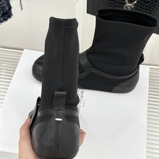 MaisonMargiela|MM6马吉拉 复古皮带扣平底分趾弹力靴短靴 皮带扣锁复古松弛腔调 弹力靴筒裹住纤细脚踝 分 MaisonMargiela|MM6马吉拉 复古皮带扣平底分趾弹力靴短靴 皮带扣锁复古松弛腔调 弹力靴筒裹住纤细脚踝 分