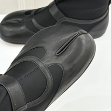 MaisonMargiela|MM6马吉拉 复古皮带扣平底分趾弹力靴短靴 皮带扣锁复古松弛腔调 弹力靴筒裹住纤细脚踝 分 MaisonMargiela|MM6马吉拉 复古皮带扣平底分趾弹力靴短靴 皮带扣锁复古松弛腔调 弹力靴筒裹住纤细脚踝 分
