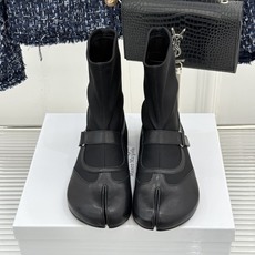 MaisonMargiela|MM6马吉拉 复古皮带扣平底分趾弹力靴短靴 皮带扣锁复古松弛腔调 弹力靴筒裹住纤细脚踝 分 MaisonMargiela|MM6马吉拉 复古皮带扣平底分趾弹力靴短靴 皮带扣锁复古松弛腔调 弹力靴筒裹住纤细脚踝 分