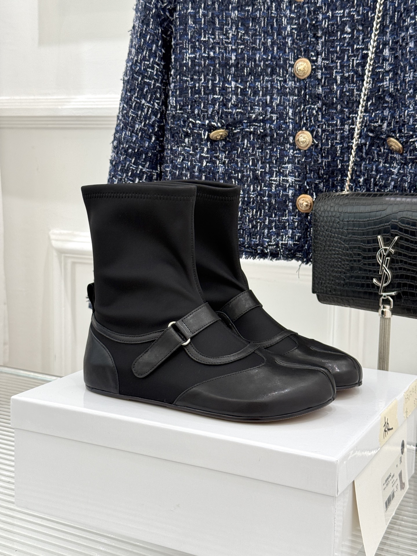 MaisonMargiela｜MM6马吉拉 复古皮带扣平底分趾弹力靴短靴 皮带扣锁复古松弛腔调 弹力靴筒裹住纤细脚踝 分
