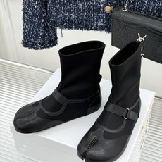 MaisonMargiela|MM6马吉拉 复古皮带扣平底分趾弹力靴短靴 皮带扣锁复古松弛腔调 弹力靴筒裹住纤细脚踝 分 MaisonMargiela|MM6马吉拉 复古皮带扣平底分趾弹力靴短靴 皮带扣锁复古松弛腔调 弹力靴筒裹住纤细脚踝 分