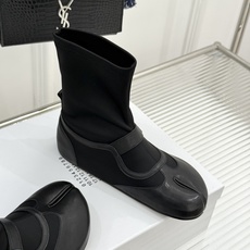 MaisonMargiela|MM6马吉拉 复古皮带扣平底分趾弹力靴短靴 皮带扣锁复古松弛腔调 弹力靴筒裹住纤细脚踝 分 MaisonMargiela|MM6马吉拉 复古皮带扣平底分趾弹力靴短靴 皮带扣锁复古松弛腔调 弹力靴筒裹住纤细脚踝 分