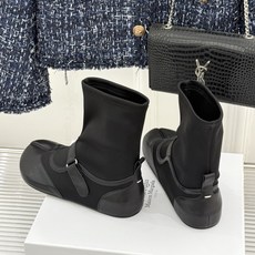 MaisonMargiela|MM6马吉拉 复古皮带扣平底分趾弹力靴短靴 皮带扣锁复古松弛腔调 弹力靴筒裹住纤细脚踝 分 MaisonMargiela|MM6马吉拉 复古皮带扣平底分趾弹力靴短靴 皮带扣锁复古松弛腔调 弹力靴筒裹住纤细脚踝 分