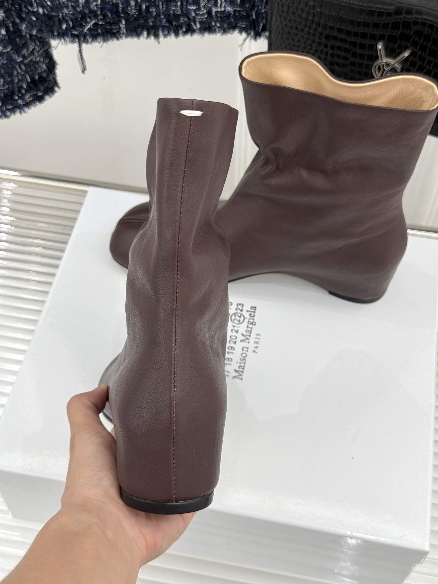 MaisonMargiela｜MM6马吉拉 复古内增高分趾短靴 分趾鞋型承袭先锋基因 内增高隐形拔高腿型 弹力靴筒贴合脚