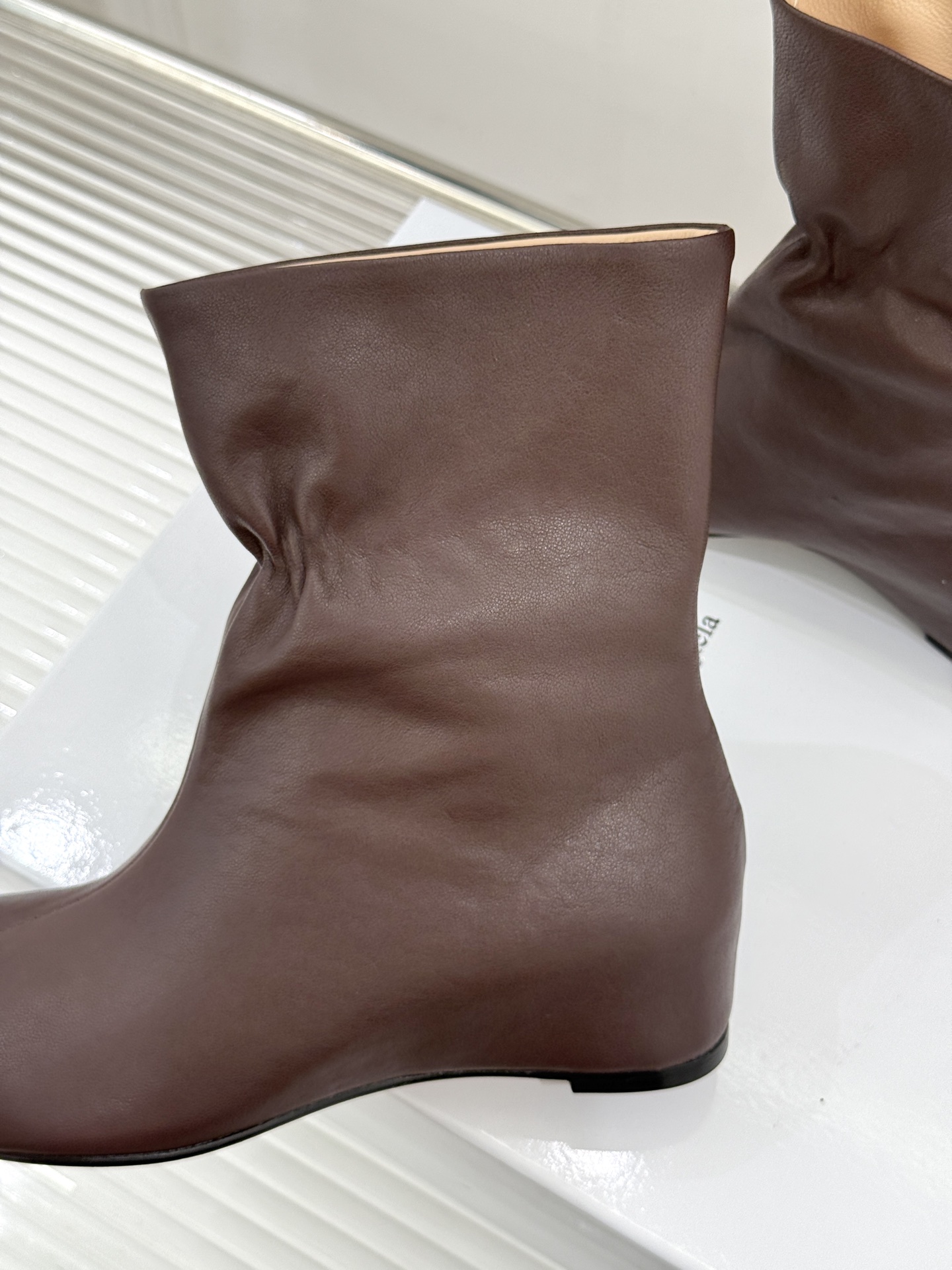 MaisonMargiela｜MM6马吉拉 复古内增高分趾短靴 分趾鞋型承袭先锋基因 内增高隐形拔高腿型 弹力靴筒贴合脚