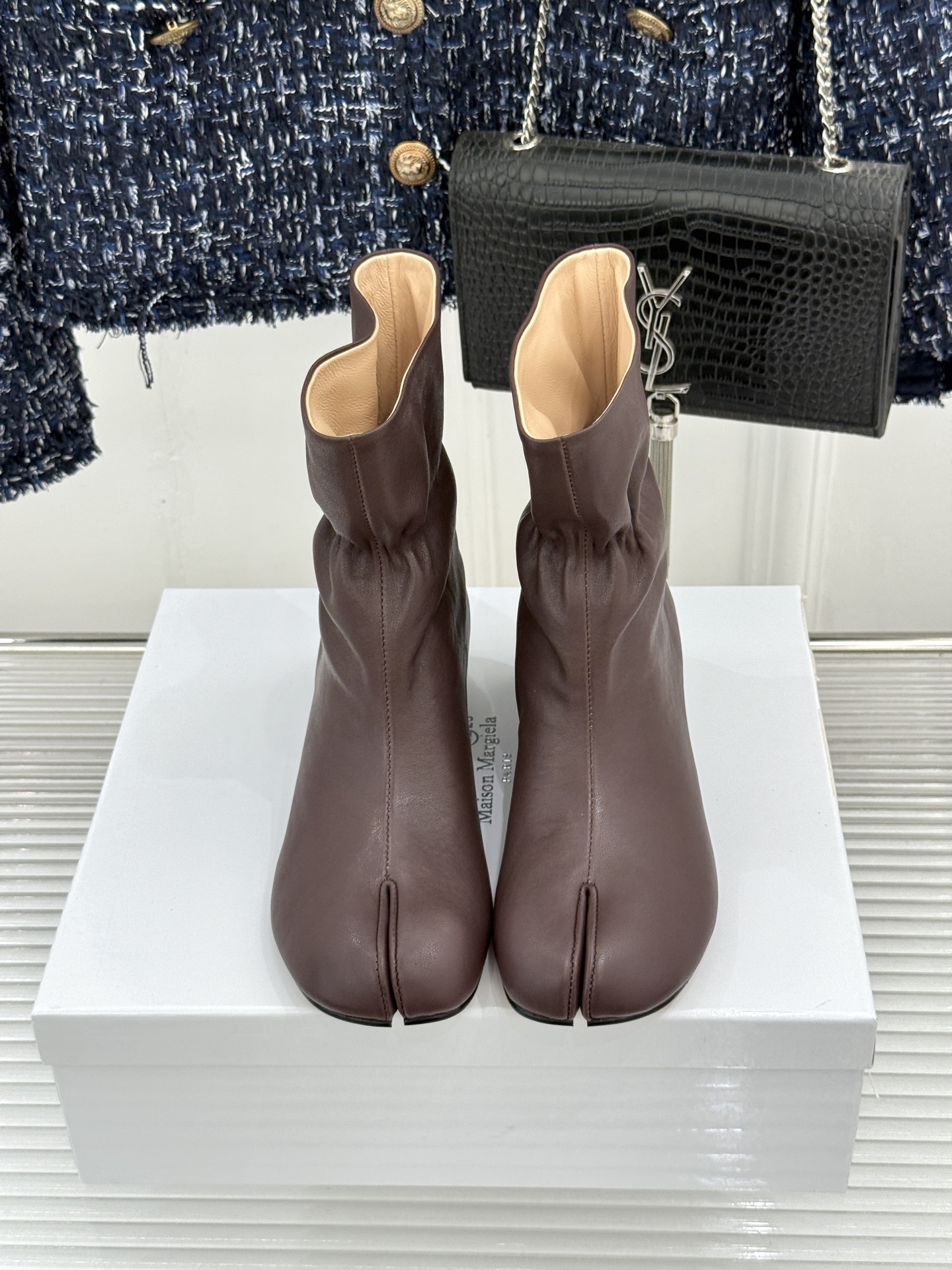 MaisonMargiela｜MM6马吉拉 复古内增高分趾短靴 分趾鞋型承袭先锋基因 内增高隐形拔高腿型 弹力靴筒贴合脚