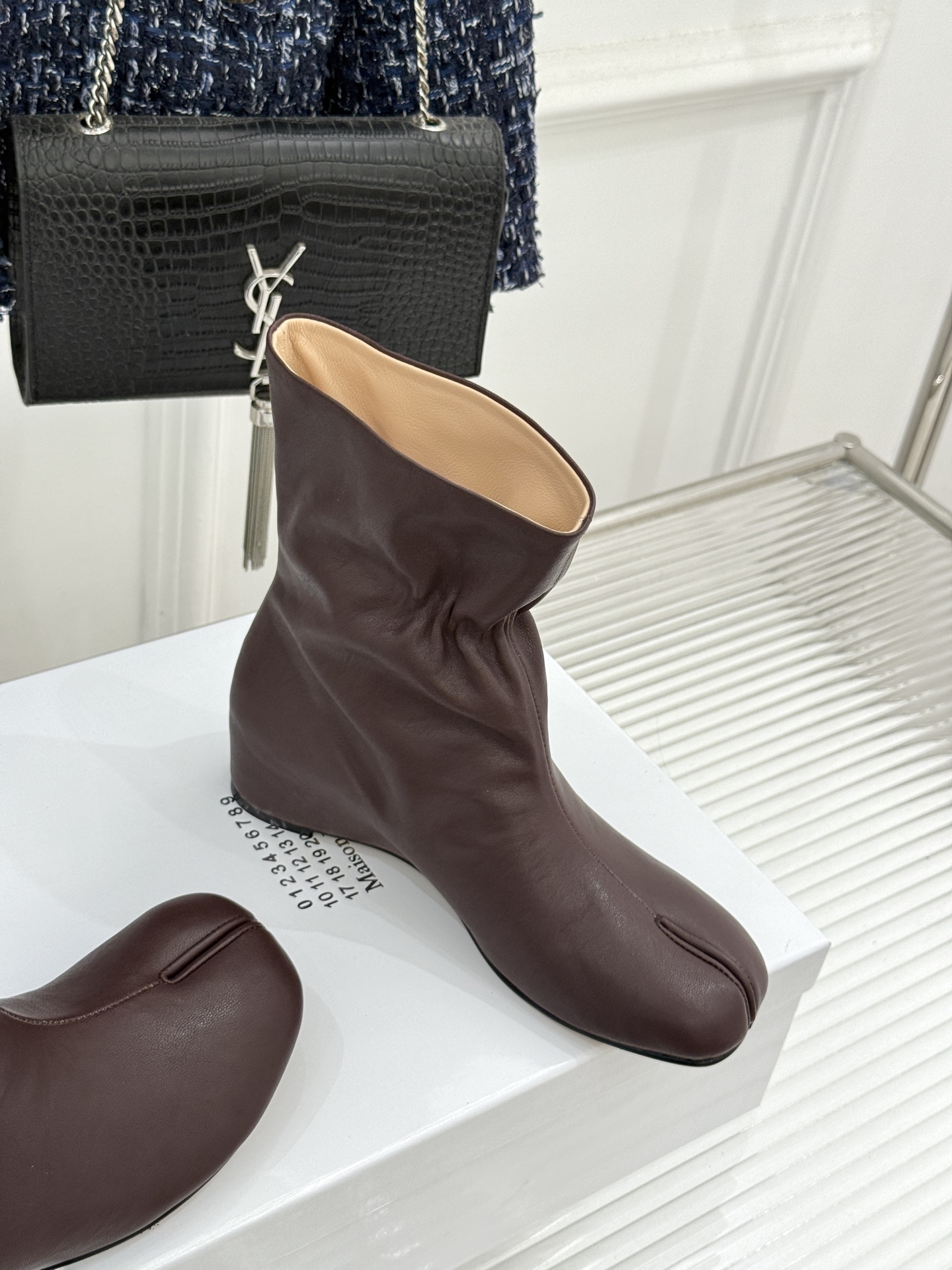 MaisonMargiela｜MM6马吉拉 复古内增高分趾短靴 分趾鞋型承袭先锋基因 内增高隐形拔高腿型 弹力靴筒贴合脚