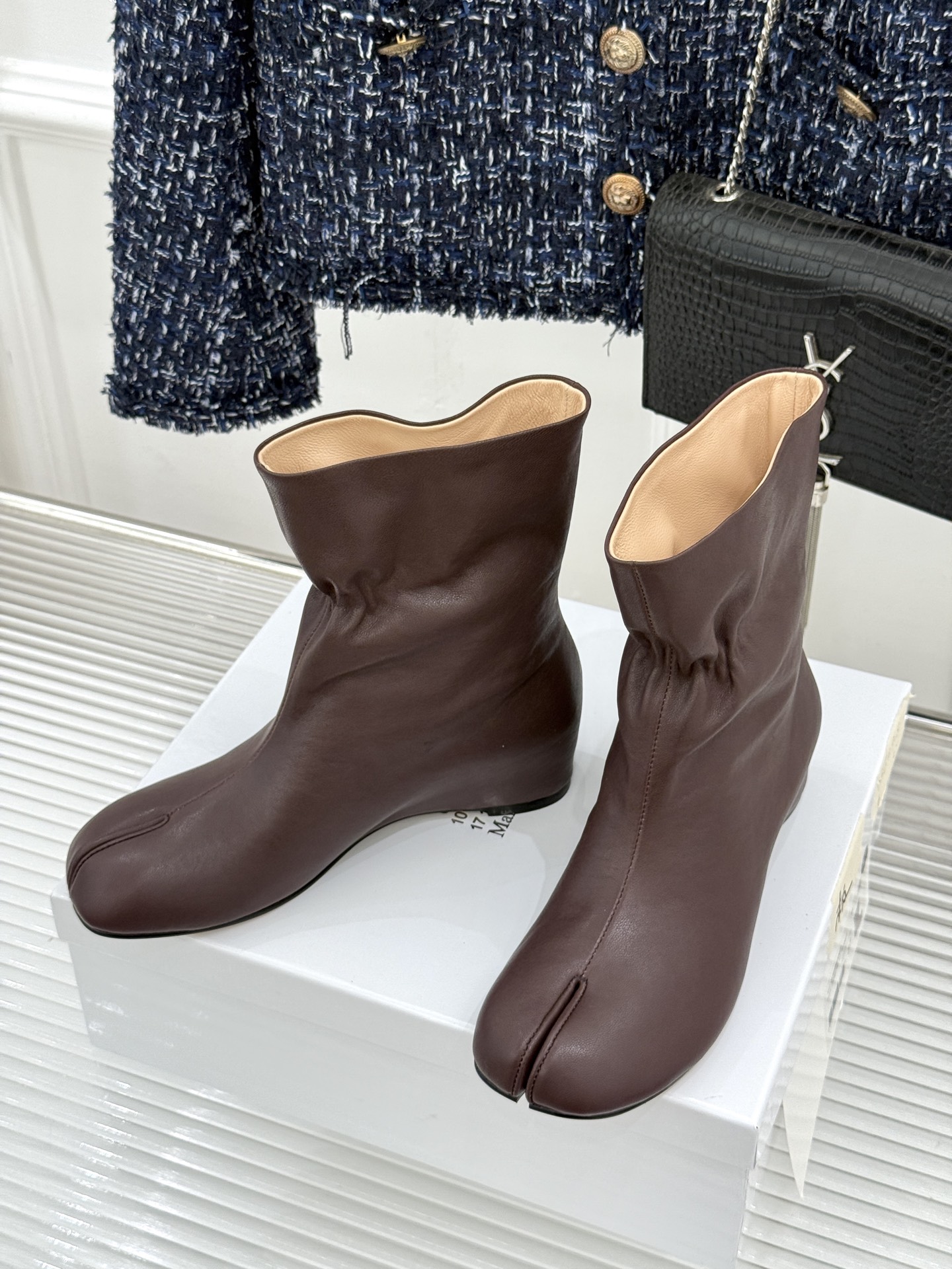 MaisonMargiela｜MM6马吉拉 复古内增高分趾短靴 分趾鞋型承袭先锋基因 内增高隐形拔高腿型 弹力靴筒贴合脚