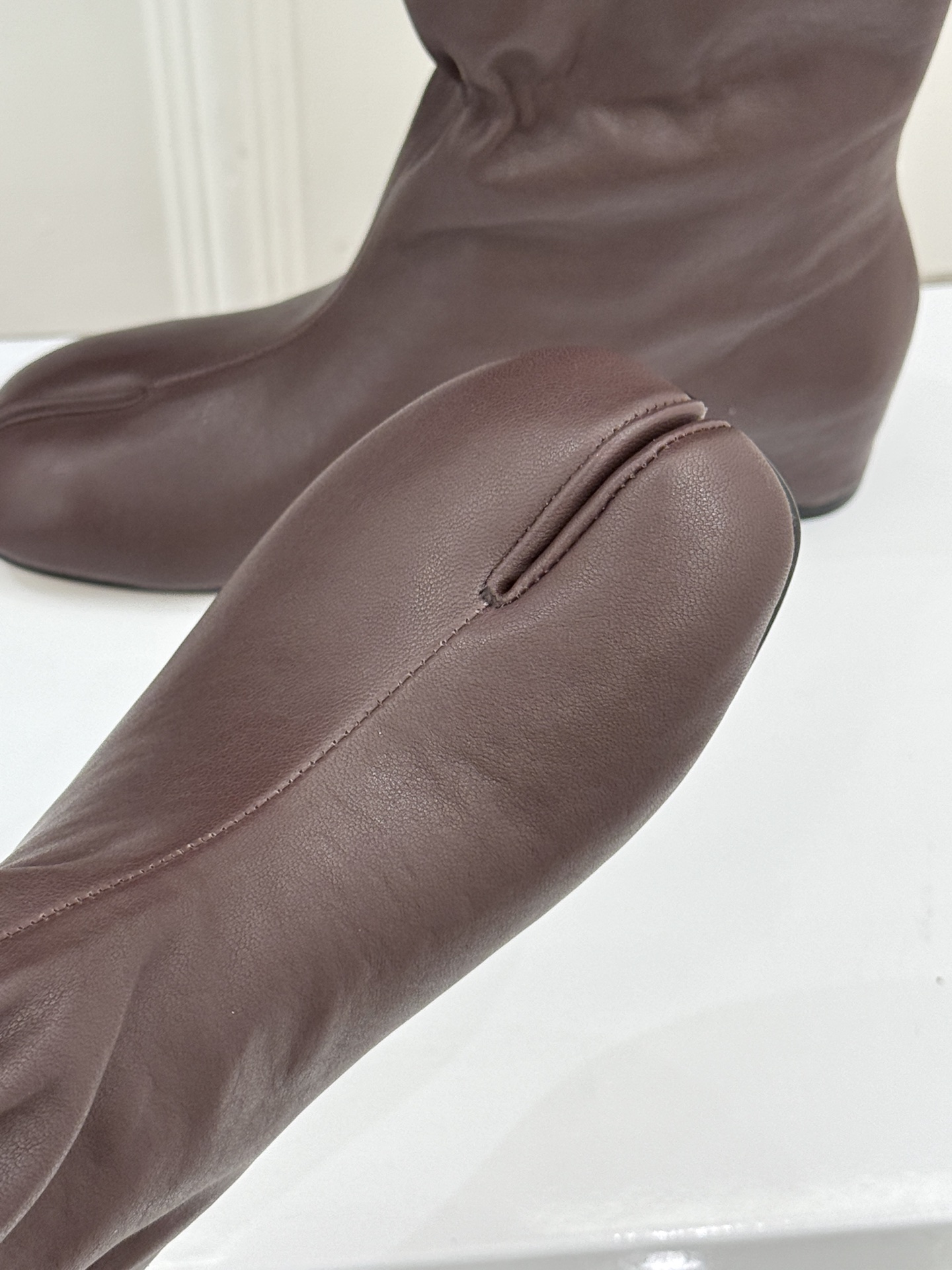 MaisonMargiela｜MM6马吉拉 复古内增高分趾短靴 分趾鞋型承袭先锋基因 内增高隐形拔高腿型 弹力靴筒贴合脚