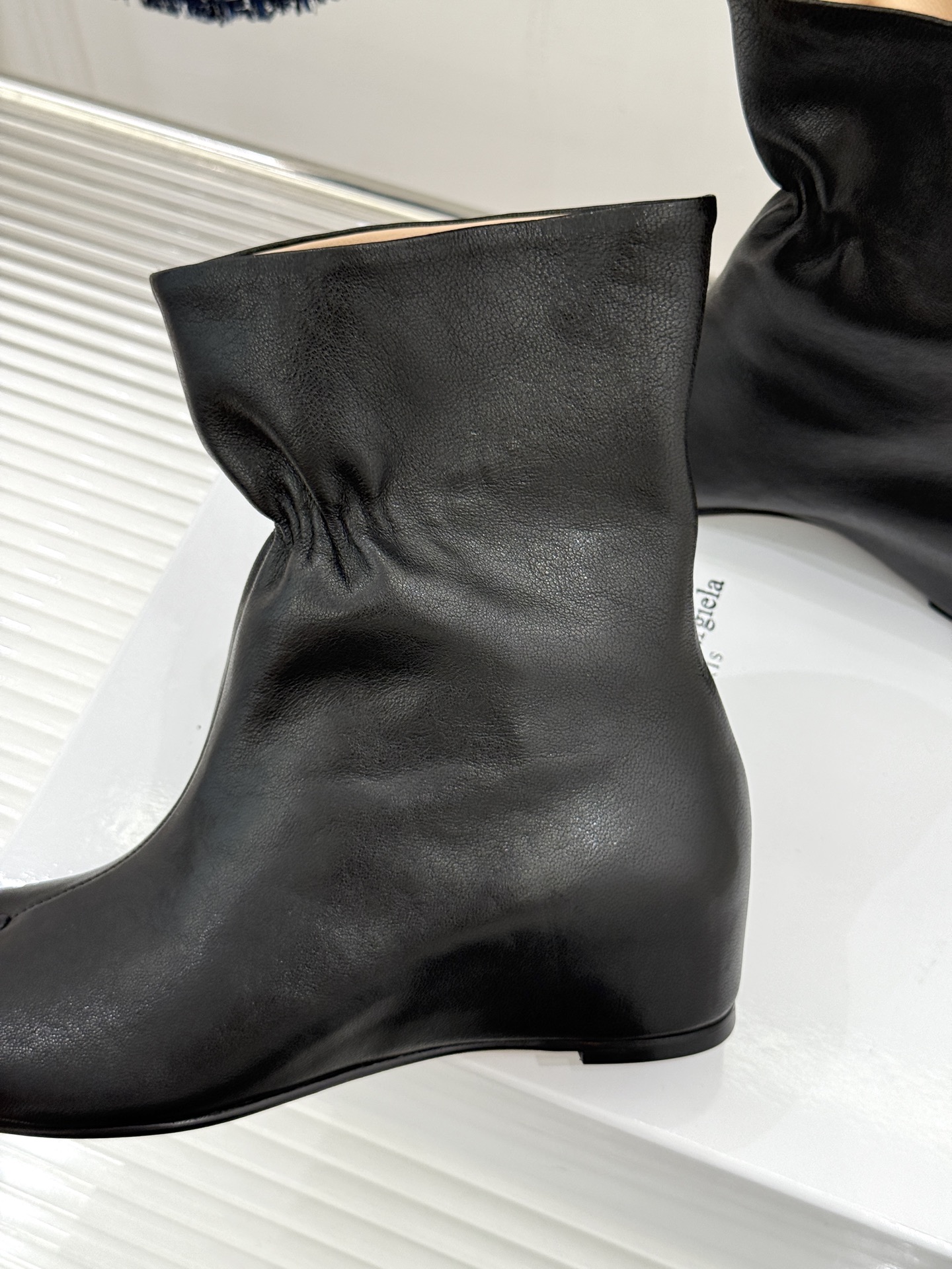 MaisonMargiela|MM6马吉拉 复古内增高分趾短靴 分趾鞋型承袭先锋基因 内增高隐形拔高腿型 弹力靴筒贴合脚 MaisonMargiela|MM6马吉拉 复古内增高分趾短靴 分趾鞋型承袭先锋基因 内增高隐形拔高腿型 弹力靴筒贴合脚