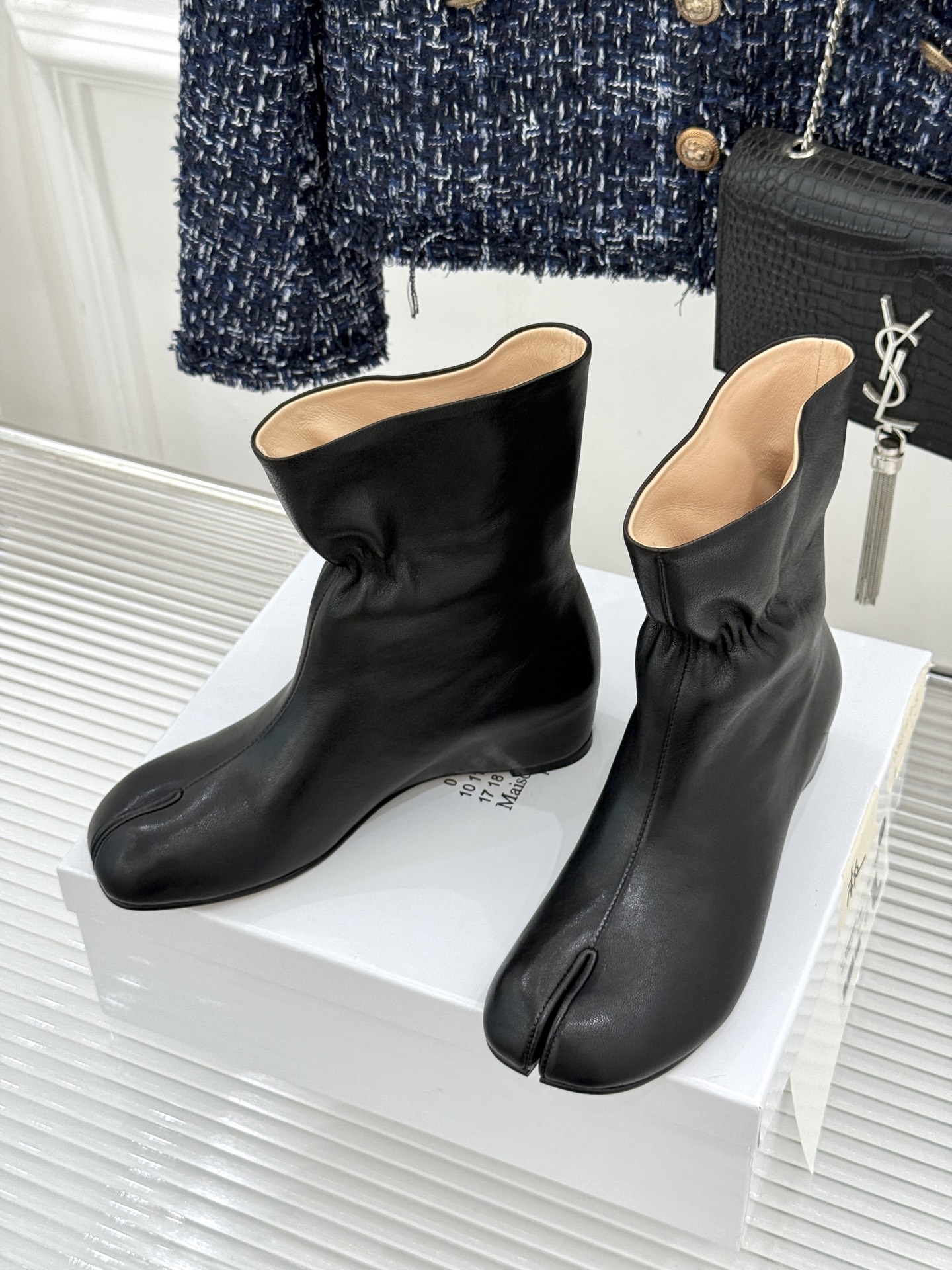 MaisonMargiela|MM6马吉拉 复古内增高分趾短靴 分趾鞋型承袭先锋基因 内增高隐形拔高腿型 弹力靴筒贴合脚 MaisonMargiela|MM6马吉拉 复古内增高分趾短靴 分趾鞋型承袭先锋基因 内增高隐形拔高腿型 弹力靴筒贴合脚