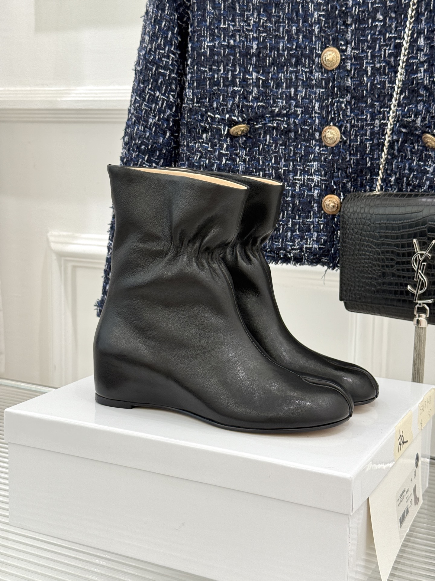 MaisonMargiela｜MM6马吉拉 复古内增高分趾短靴 分趾鞋型承袭先锋基因 内增高隐形拔高腿型 弹力靴筒贴合脚