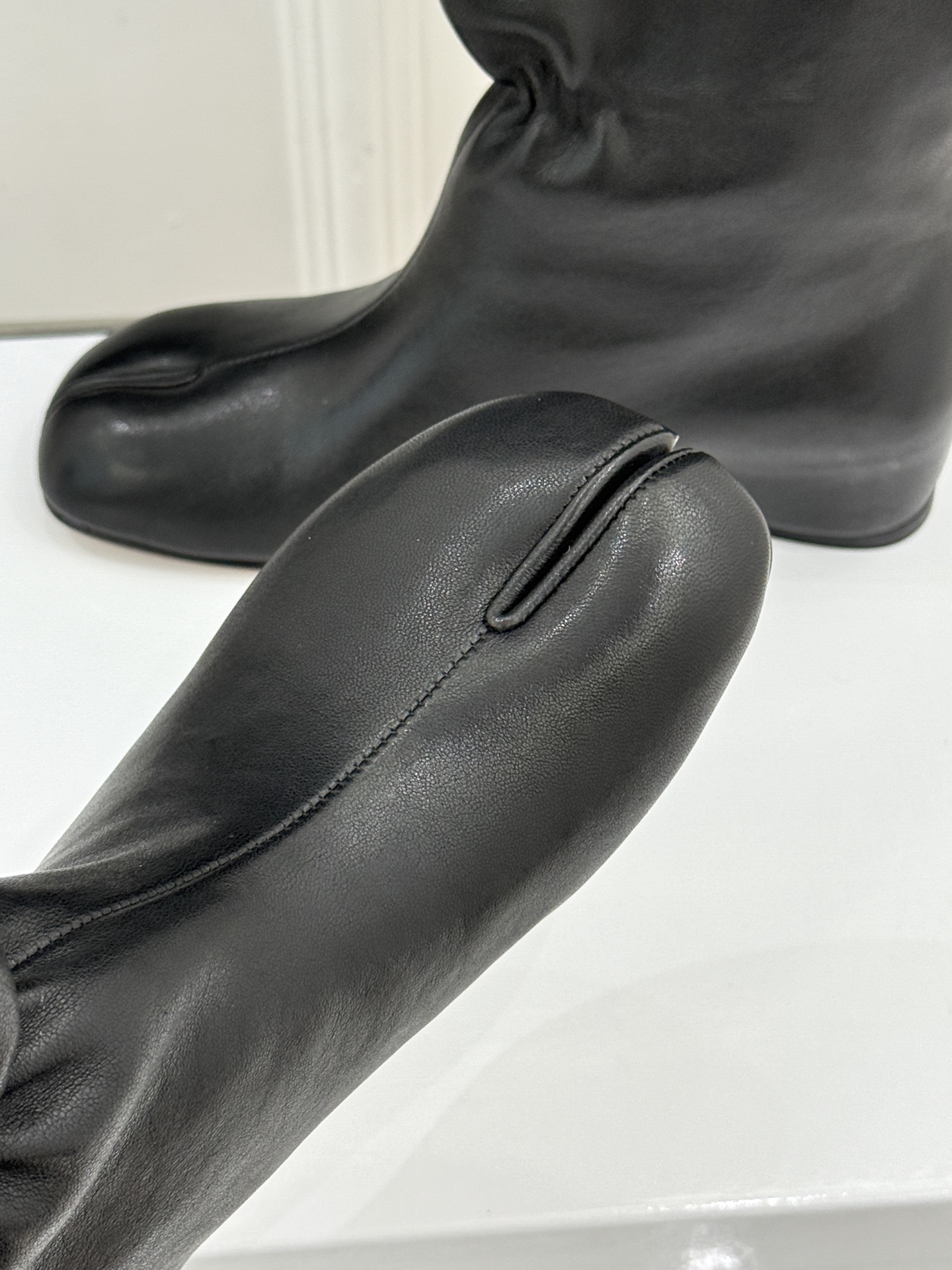 MaisonMargiela|MM6马吉拉 复古内增高分趾短靴 分趾鞋型承袭先锋基因 内增高隐形拔高腿型 弹力靴筒贴合脚 MaisonMargiela|MM6马吉拉 复古内增高分趾短靴 分趾鞋型承袭先锋基因 内增高隐形拔高腿型 弹力靴筒贴合脚