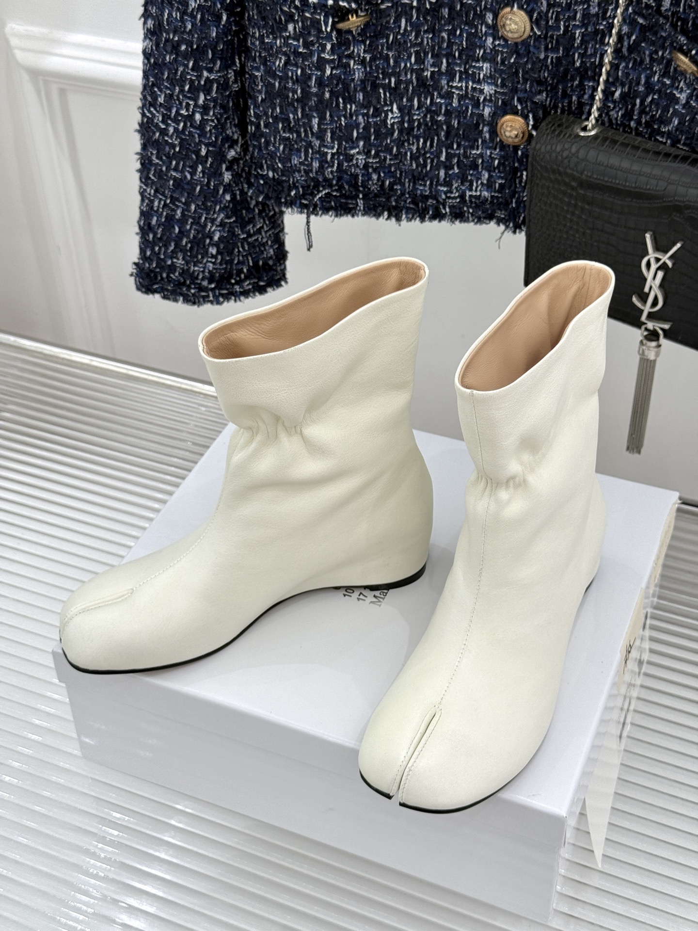 MaisonMargiela|MM6马吉拉 复古内增高分趾短靴 分趾鞋型承袭先锋基因 内增高隐形拔高腿型 弹力靴筒贴合脚 MaisonMargiela|MM6马吉拉 复古内增高分趾短靴 分趾鞋型承袭先锋基因 内增高隐形拔高腿型 弹力靴筒贴合脚