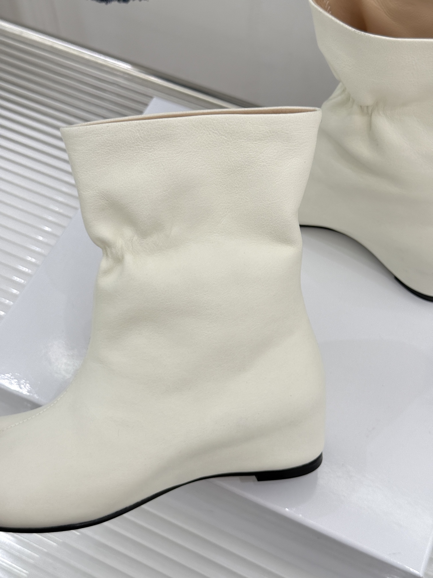 MaisonMargiela|MM6马吉拉 复古内增高分趾短靴 分趾鞋型承袭先锋基因 内增高隐形拔高腿型 弹力靴筒贴合脚 MaisonMargiela|MM6马吉拉 复古内增高分趾短靴 分趾鞋型承袭先锋基因 内增高隐形拔高腿型 弹力靴筒贴合脚