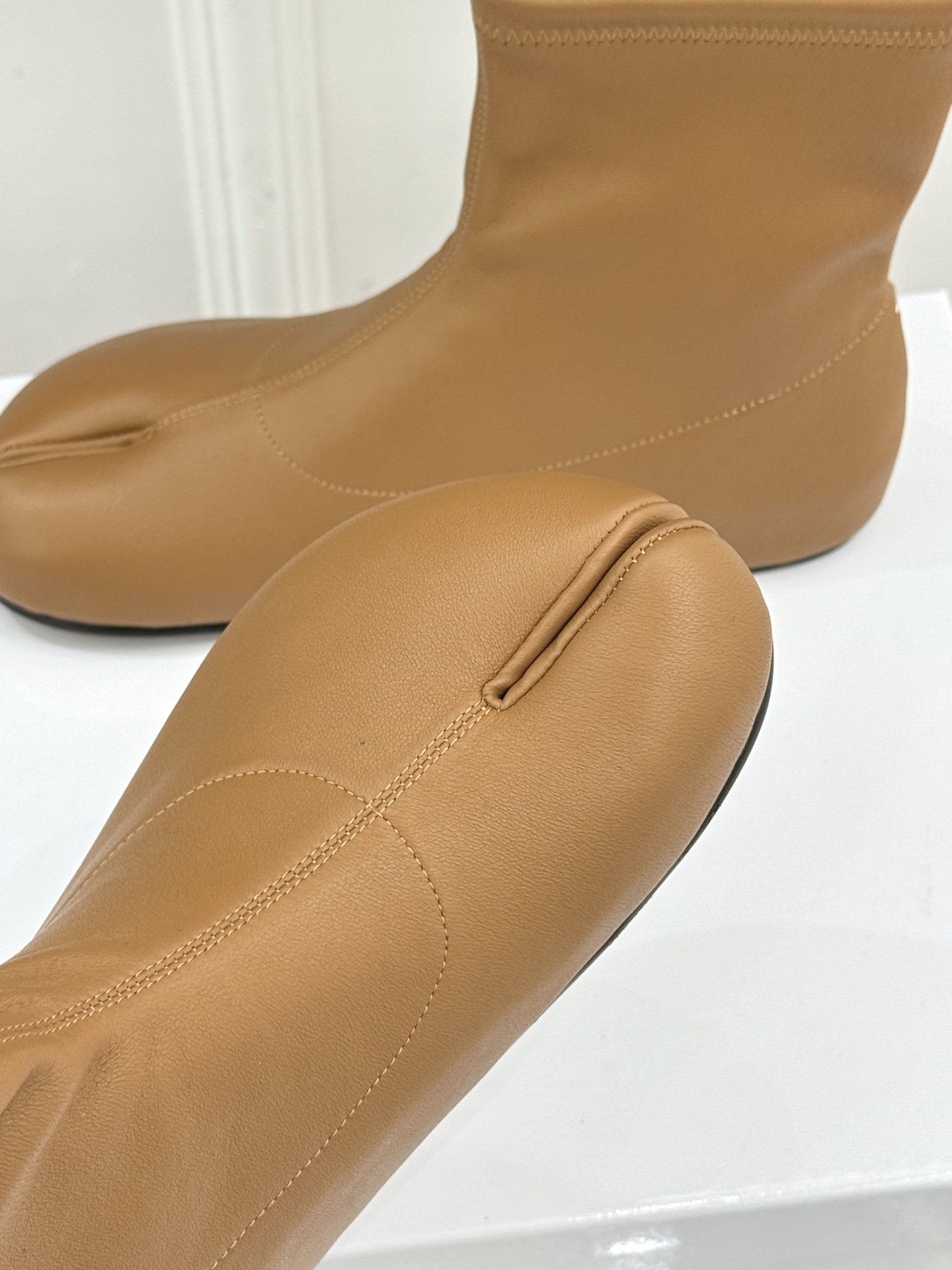 MaisonMargiela｜MM6马吉拉 复古分趾弹力靴短靴 分趾鞋型藏先锋基因 弹力靴筒裹住纤细脚踝 后跟白缝线是品
