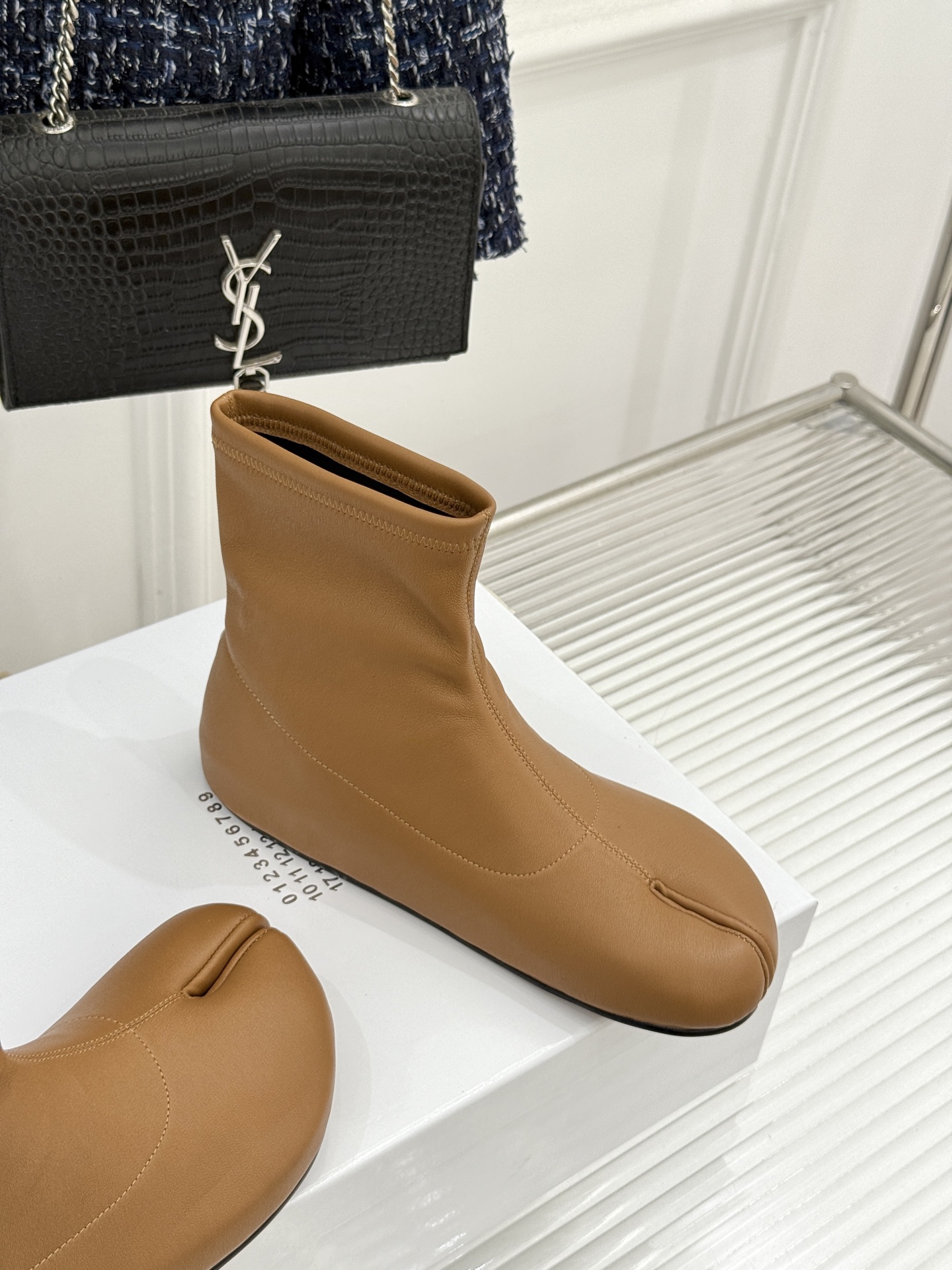 MaisonMargiela｜MM6马吉拉 复古分趾弹力靴短靴 分趾鞋型藏先锋基因 弹力靴筒裹住纤细脚踝 后跟白缝线是品