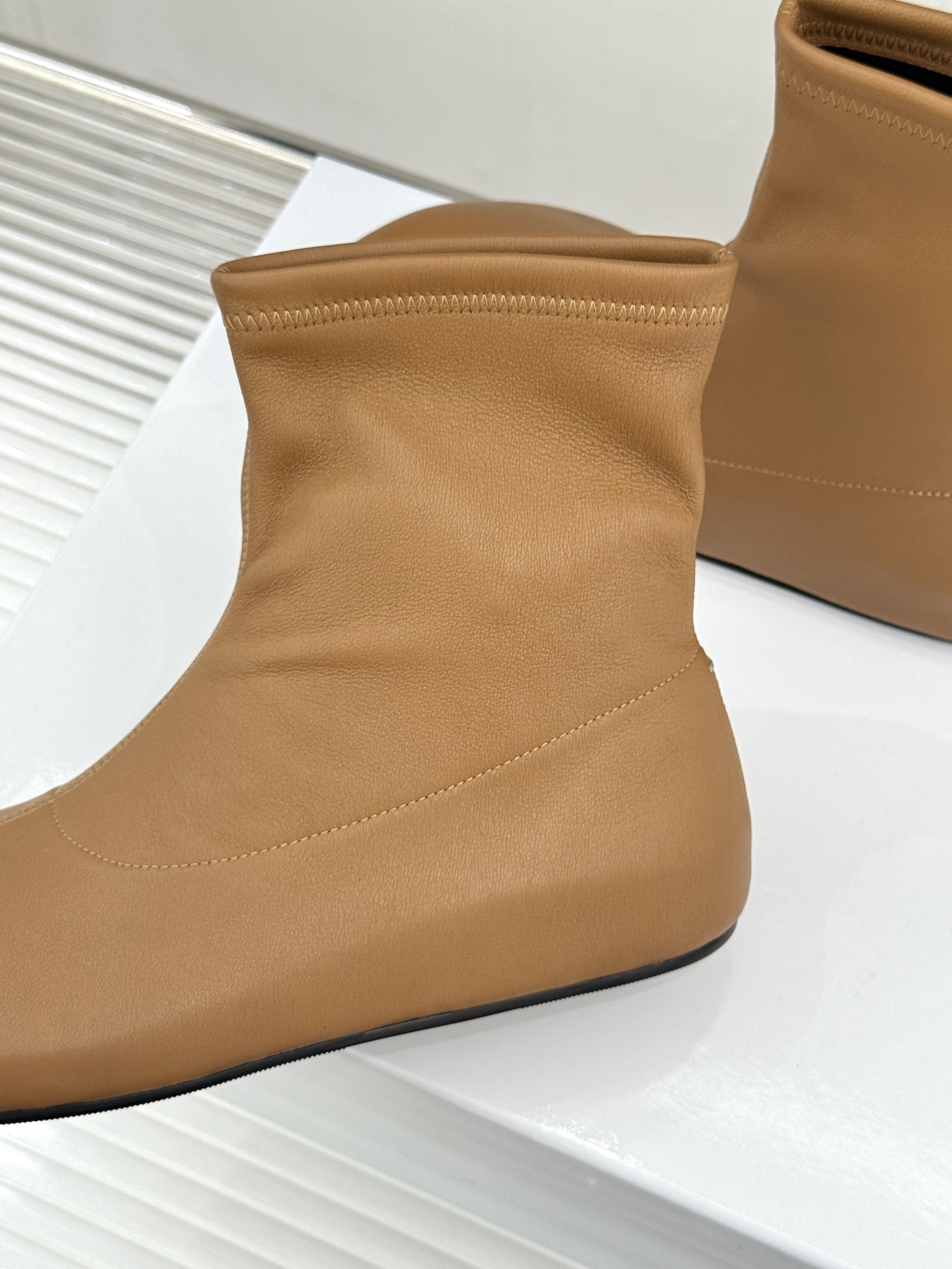 MaisonMargiela｜MM6马吉拉 复古分趾弹力靴短靴 分趾鞋型藏先锋基因 弹力靴筒裹住纤细脚踝 后跟白缝线是品