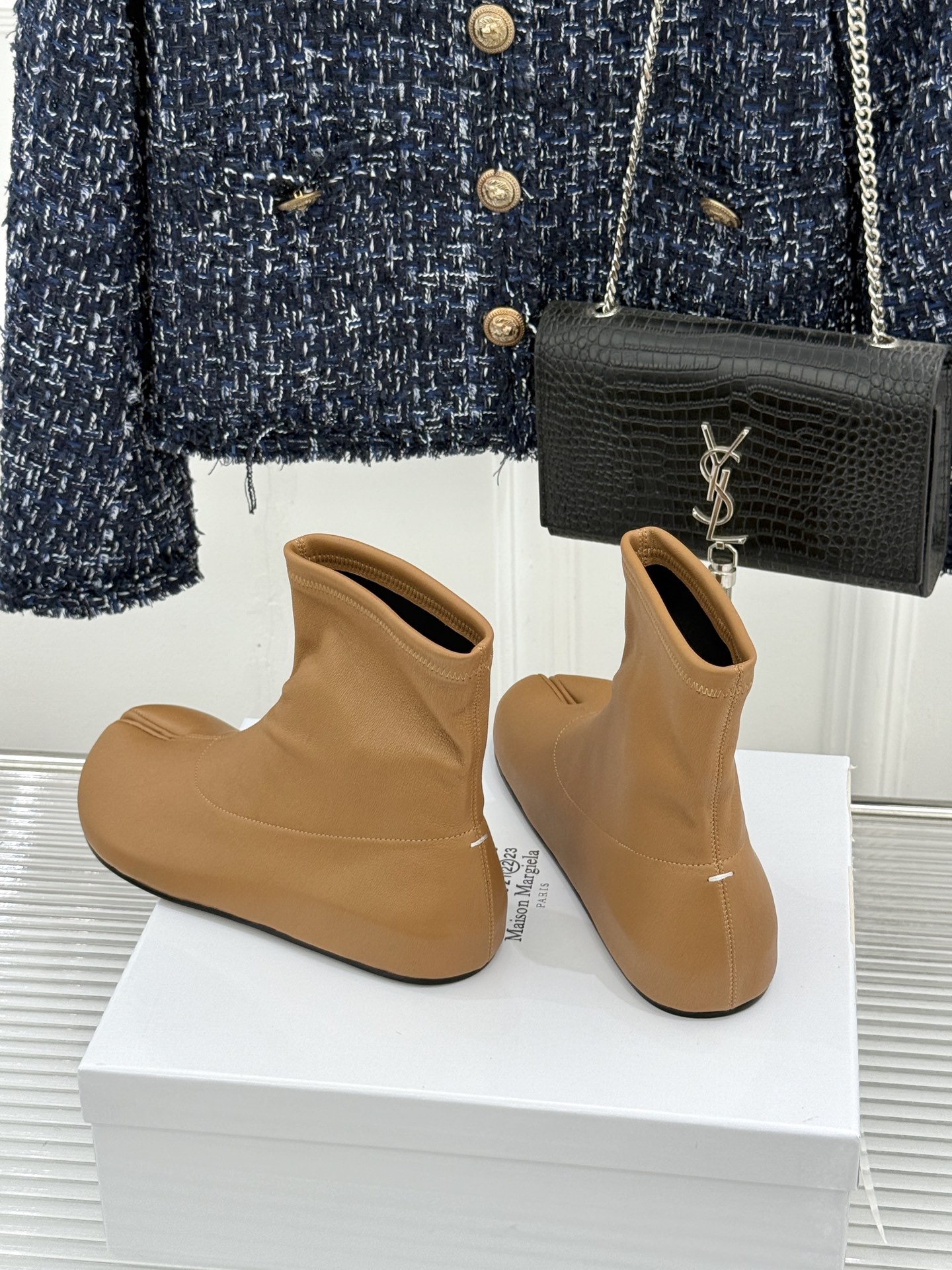 MaisonMargiela｜MM6马吉拉 复古分趾弹力靴短靴 分趾鞋型藏先锋基因 弹力靴筒裹住纤细脚踝 后跟白缝线是品