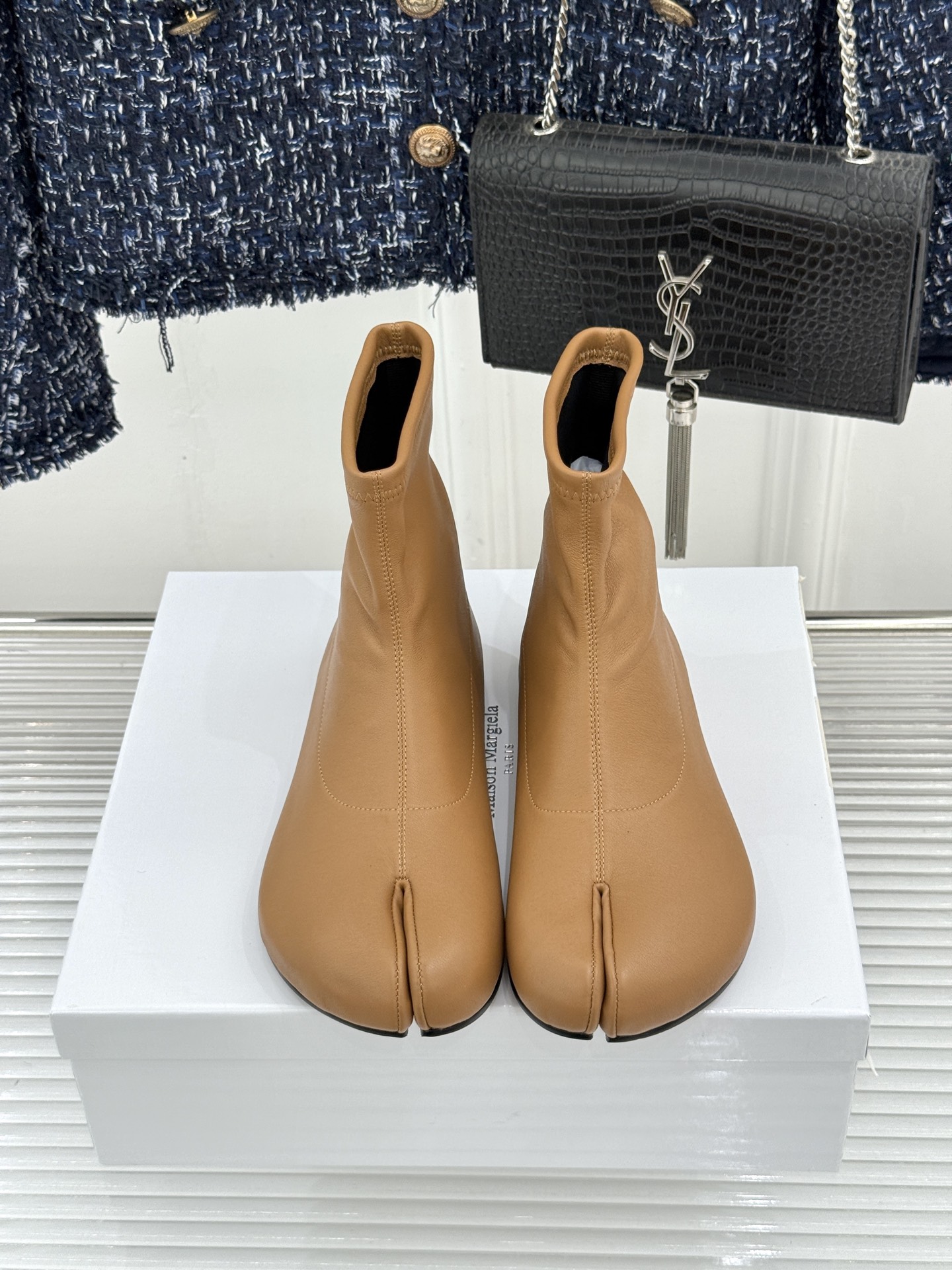MaisonMargiela｜MM6马吉拉 复古分趾弹力靴短靴 分趾鞋型藏先锋基因 弹力靴筒裹住纤细脚踝 后跟白缝线是品