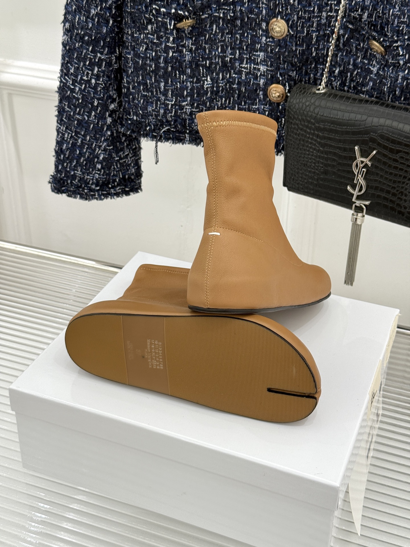MaisonMargiela｜MM6马吉拉 复古分趾弹力靴短靴 分趾鞋型藏先锋基因 弹力靴筒裹住纤细脚踝 后跟白缝线是品