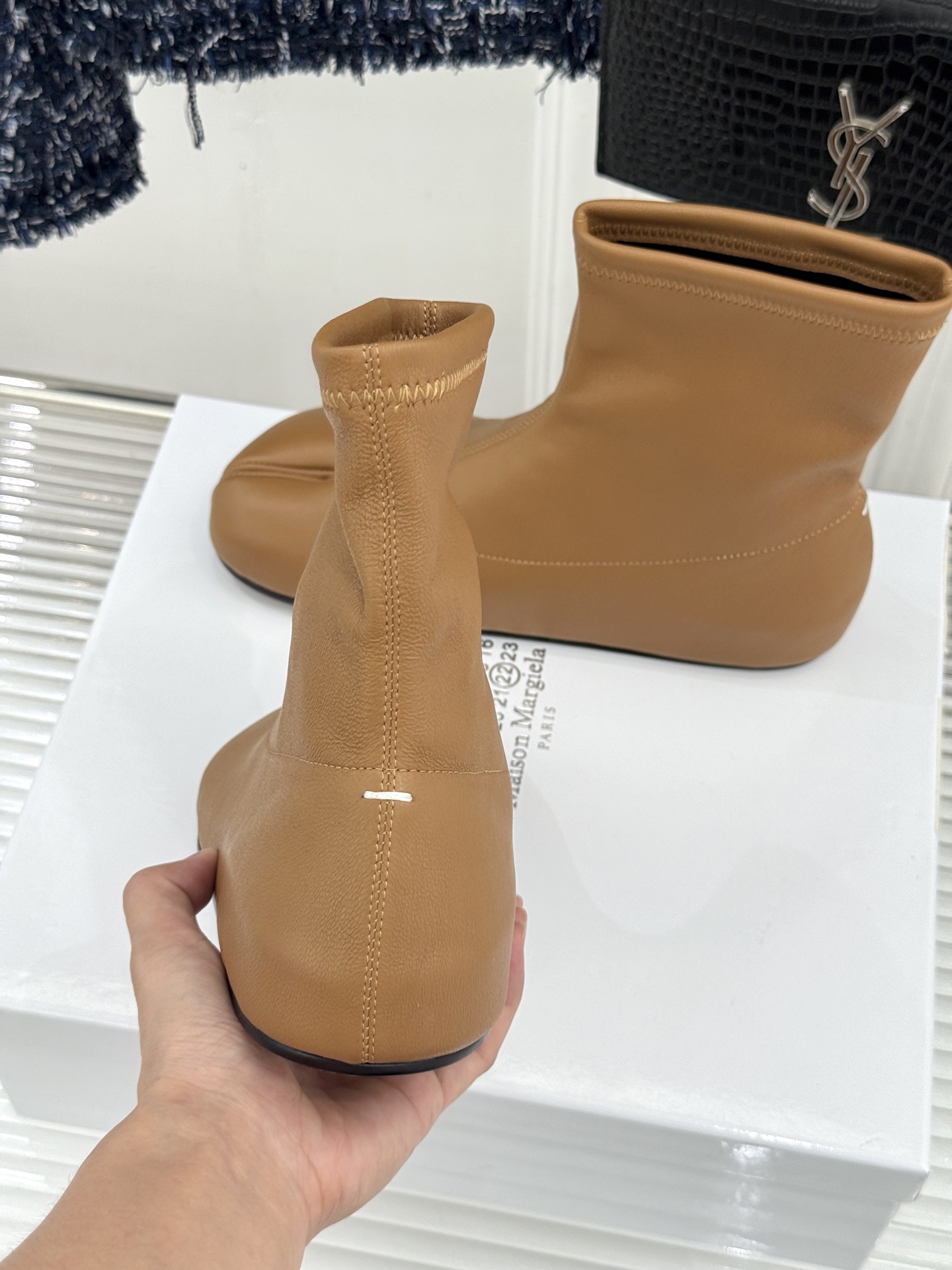MaisonMargiela｜MM6马吉拉 复古分趾弹力靴短靴 分趾鞋型藏先锋基因 弹力靴筒裹住纤细脚踝 后跟白缝线是品