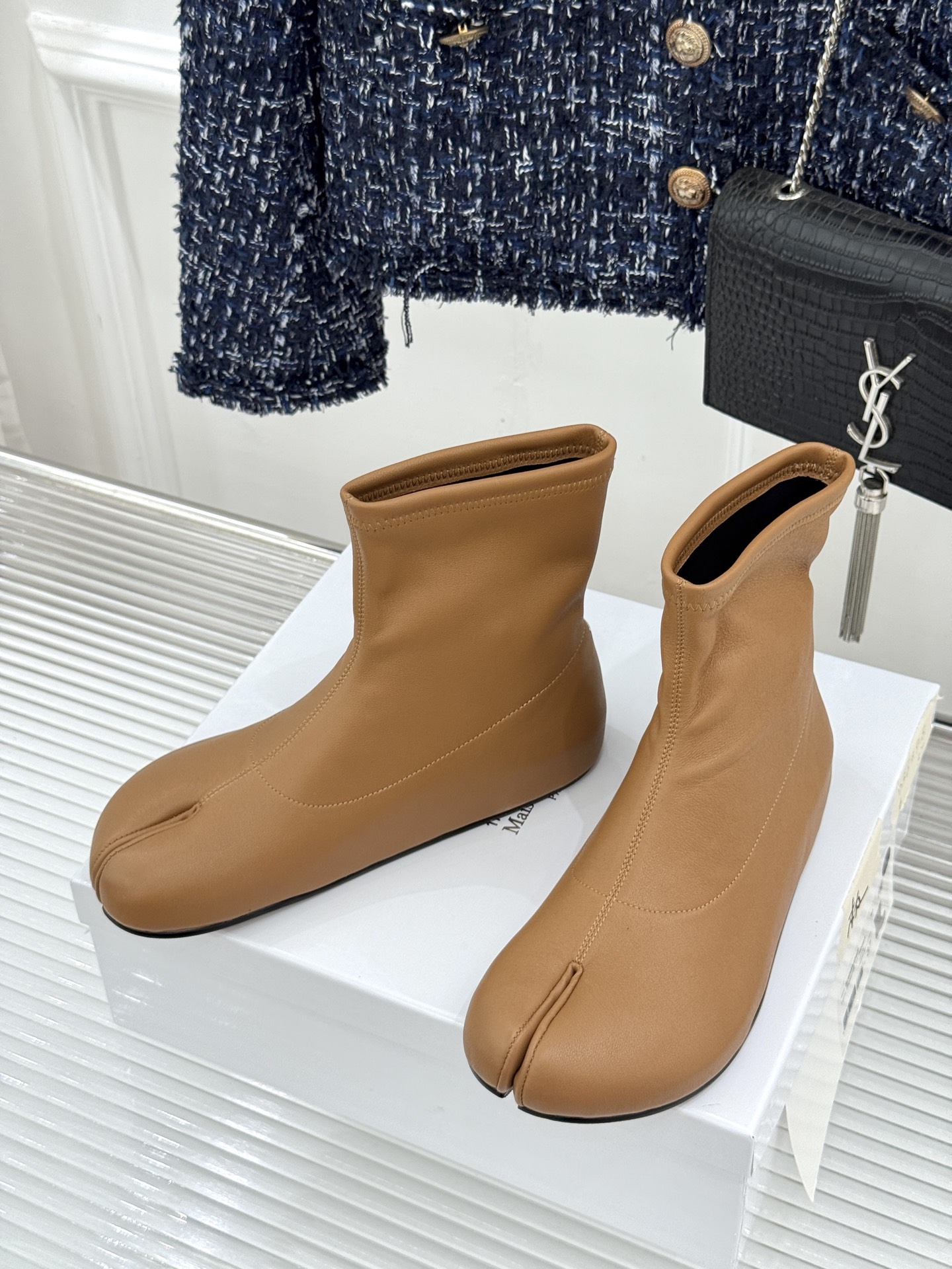 MaisonMargiela｜MM6马吉拉 复古分趾弹力靴短靴 分趾鞋型藏先锋基因 弹力靴筒裹住纤细脚踝 后跟白缝线是品