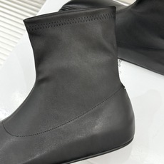 MaisonMargiela|MM6马吉拉 复古分趾弹力靴短靴 分趾鞋型藏先锋基因 弹力靴筒裹住纤细脚踝 后跟白缝线是品 MaisonMargiela|MM6马吉拉 复古分趾弹力靴短靴 分趾鞋型藏先锋基因 弹力靴筒裹住纤细脚踝 后跟白缝线是品