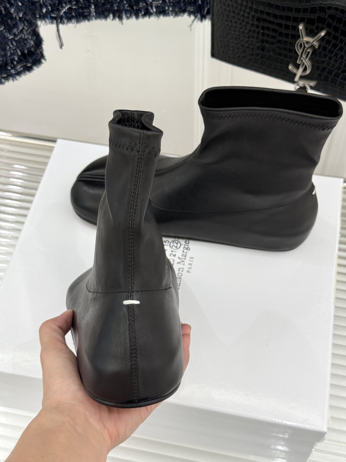 MaisonMargiela|MM6马吉拉 复古分趾弹力靴短靴 分趾鞋型藏先锋基因 弹力靴筒裹住纤细脚踝 后跟白缝线是品 MaisonMargiela|MM6马吉拉 复古分趾弹力靴短靴 分趾鞋型藏先锋基因 弹力靴筒裹住纤细脚踝 后跟白缝线是品