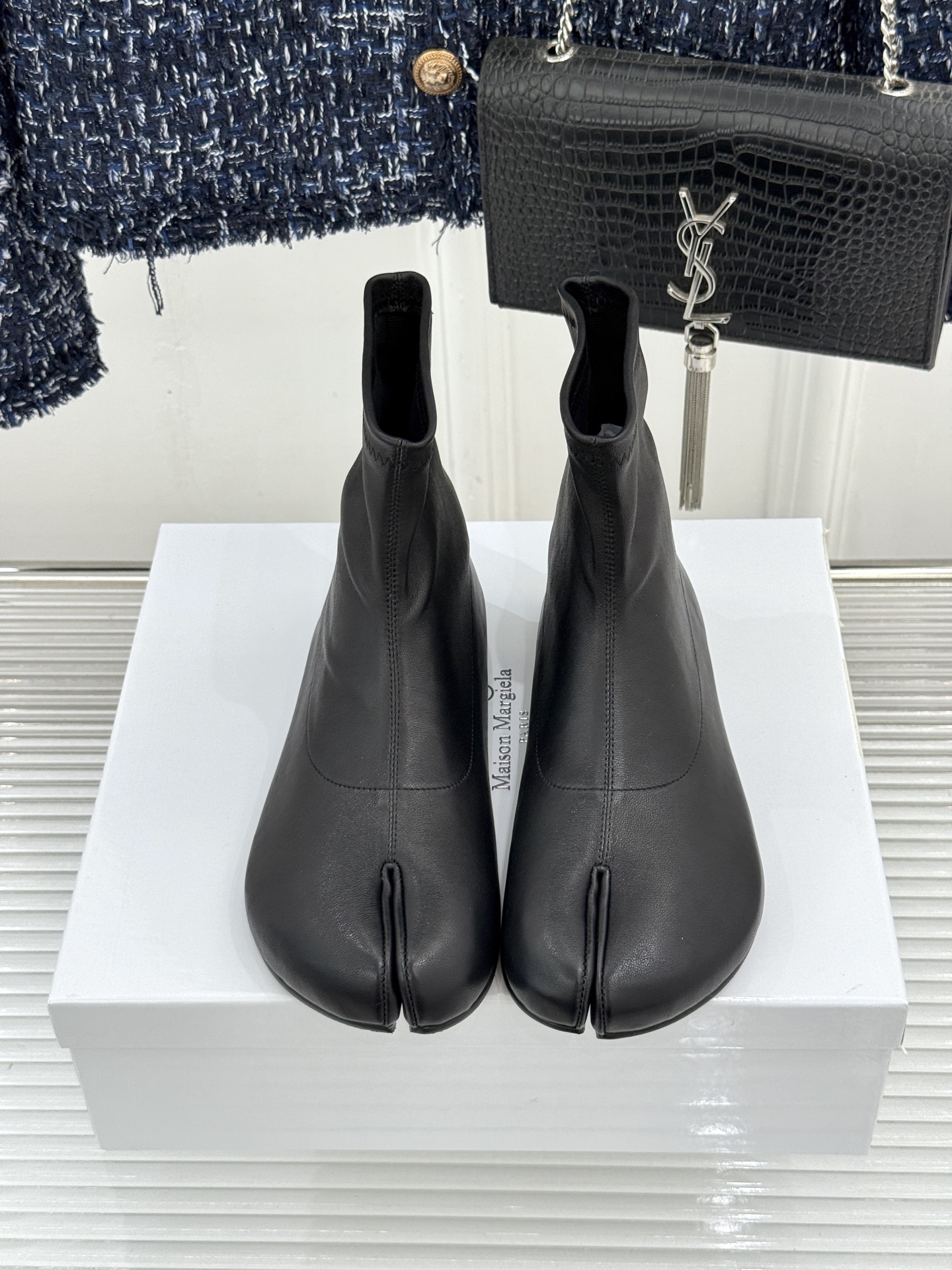 MaisonMargiela|MM6马吉拉 复古分趾弹力靴短靴 分趾鞋型藏先锋基因 弹力靴筒裹住纤细脚踝 后跟白缝线是品 MaisonMargiela|MM6马吉拉 复古分趾弹力靴短靴 分趾鞋型藏先锋基因 弹力靴筒裹住纤细脚踝 后跟白缝线是品
