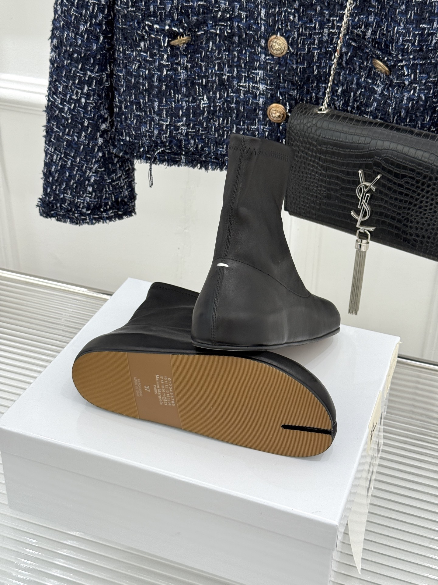 MaisonMargiela|MM6马吉拉 复古分趾弹力靴短靴 分趾鞋型藏先锋基因 弹力靴筒裹住纤细脚踝 后跟白缝线是品 MaisonMargiela|MM6马吉拉 复古分趾弹力靴短靴 分趾鞋型藏先锋基因 弹力靴筒裹住纤细脚踝 后跟白缝线是品