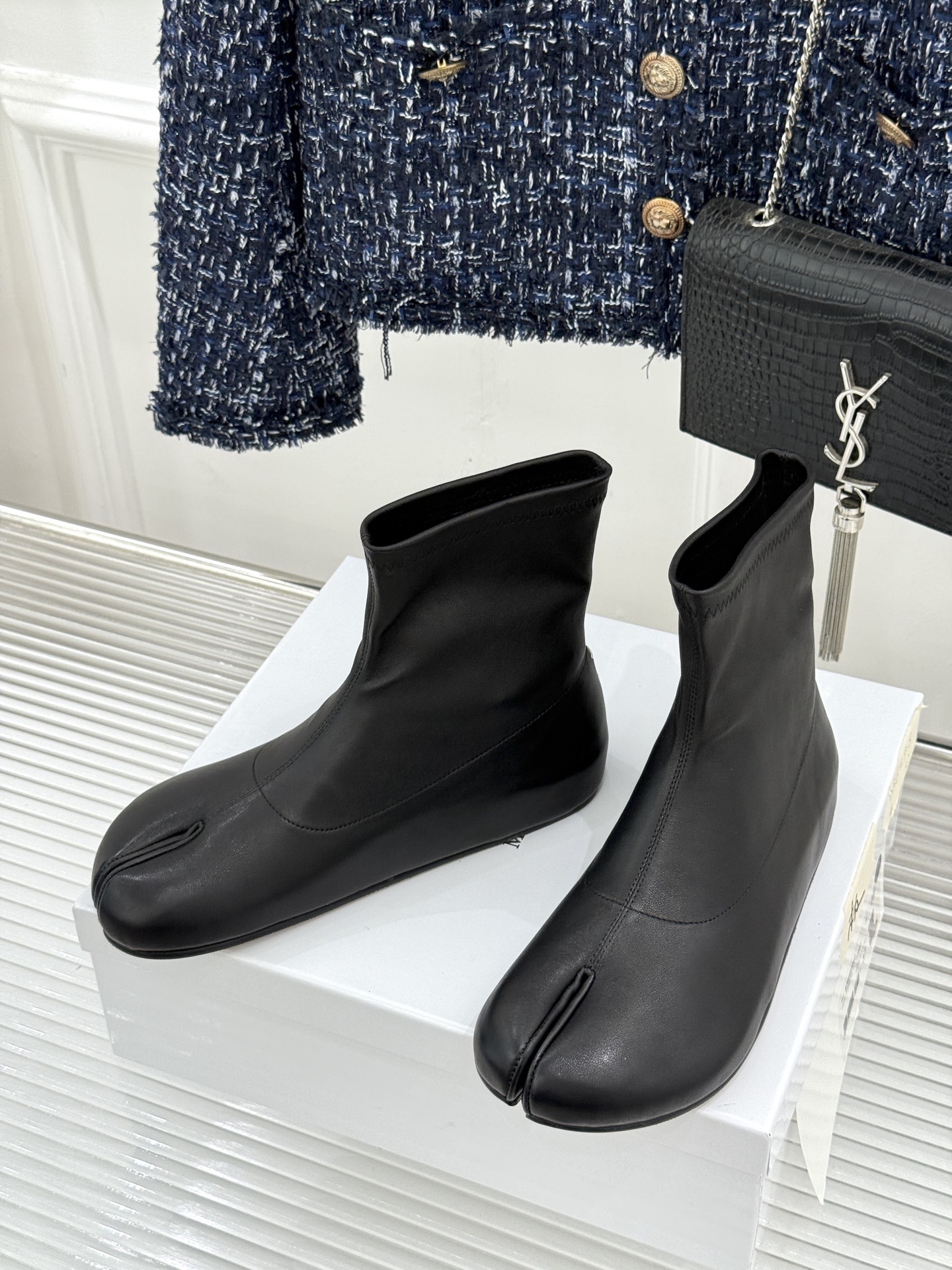 MaisonMargiela|MM6马吉拉 复古分趾弹力靴短靴 分趾鞋型藏先锋基因 弹力靴筒裹住纤细脚踝 后跟白缝线是品 MaisonMargiela|MM6马吉拉 复古分趾弹力靴短靴 分趾鞋型藏先锋基因 弹力靴筒裹住纤细脚踝 后跟白缝线是品