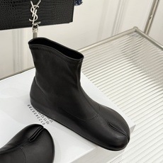 MaisonMargiela|MM6马吉拉 复古分趾弹力靴短靴 分趾鞋型藏先锋基因 弹力靴筒裹住纤细脚踝 后跟白缝线是品 MaisonMargiela|MM6马吉拉 复古分趾弹力靴短靴 分趾鞋型藏先锋基因 弹力靴筒裹住纤细脚踝 后跟白缝线是品