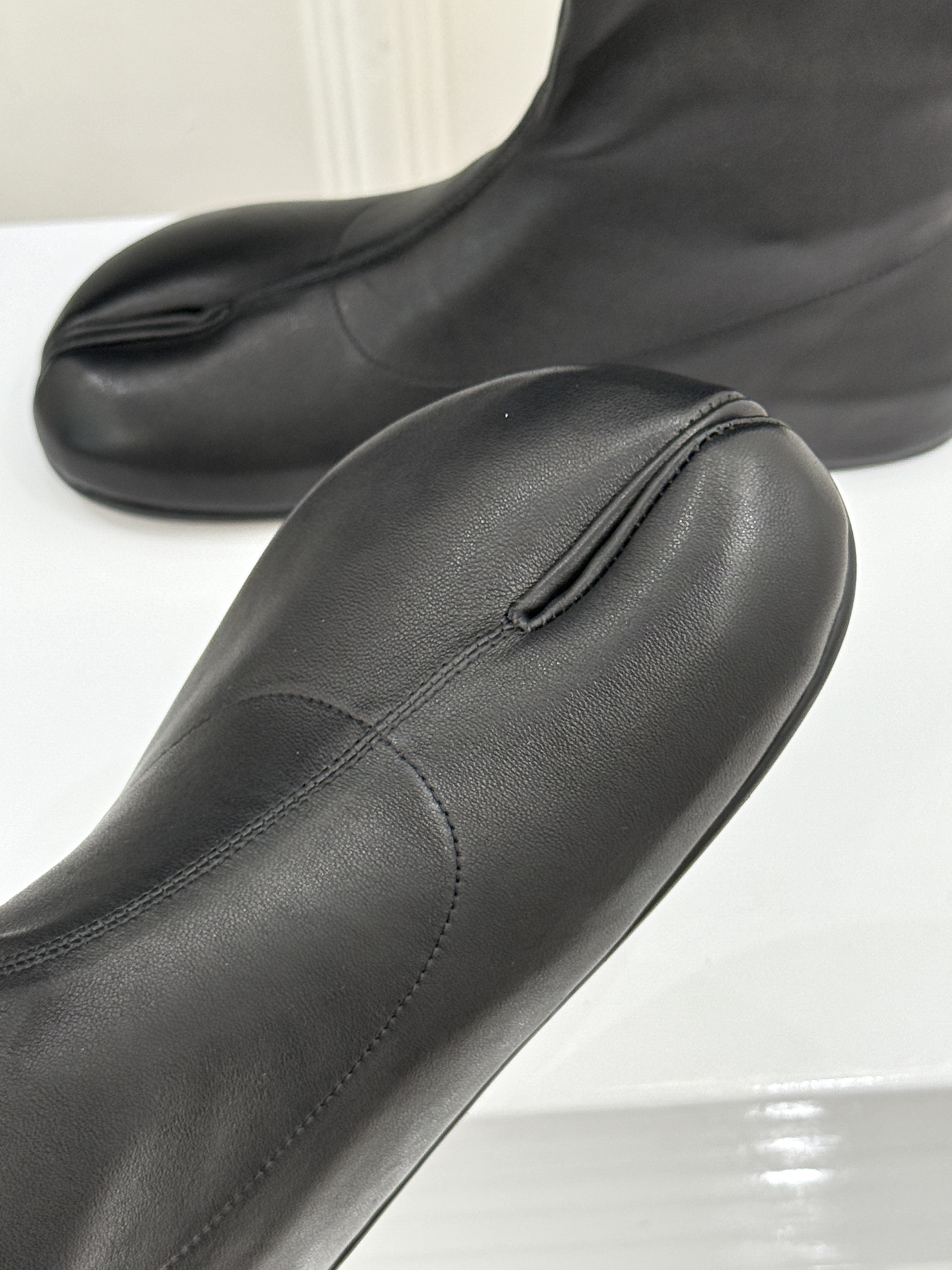 MaisonMargiela|MM6马吉拉 复古分趾弹力靴短靴 分趾鞋型藏先锋基因 弹力靴筒裹住纤细脚踝 后跟白缝线是品 MaisonMargiela|MM6马吉拉 复古分趾弹力靴短靴 分趾鞋型藏先锋基因 弹力靴筒裹住纤细脚踝 后跟白缝线是品