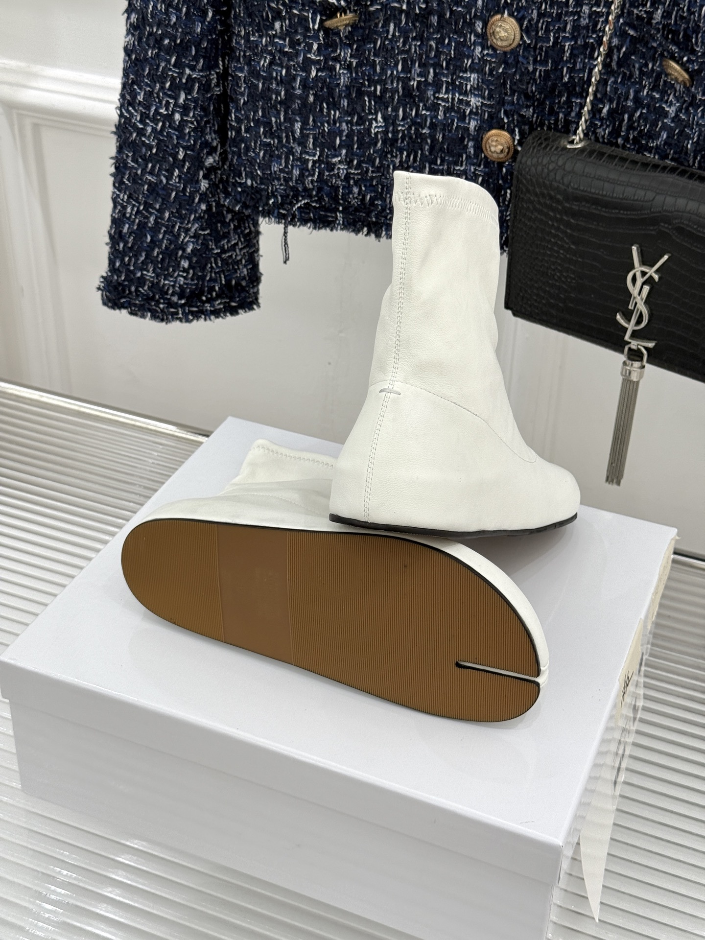 MaisonMargiela|MM6马吉拉 复古分趾弹力靴短靴 分趾鞋型藏先锋基因 弹力靴筒裹住纤细脚踝 后跟白缝线是品 MaisonMargiela|MM6马吉拉 复古分趾弹力靴短靴 分趾鞋型藏先锋基因 弹力靴筒裹住纤细脚踝 后跟白缝线是品