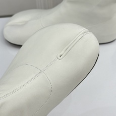 MaisonMargiela|MM6马吉拉 复古分趾弹力靴短靴 分趾鞋型藏先锋基因 弹力靴筒裹住纤细脚踝 后跟白缝线是品 MaisonMargiela|MM6马吉拉 复古分趾弹力靴短靴 分趾鞋型藏先锋基因 弹力靴筒裹住纤细脚踝 后跟白缝线是品