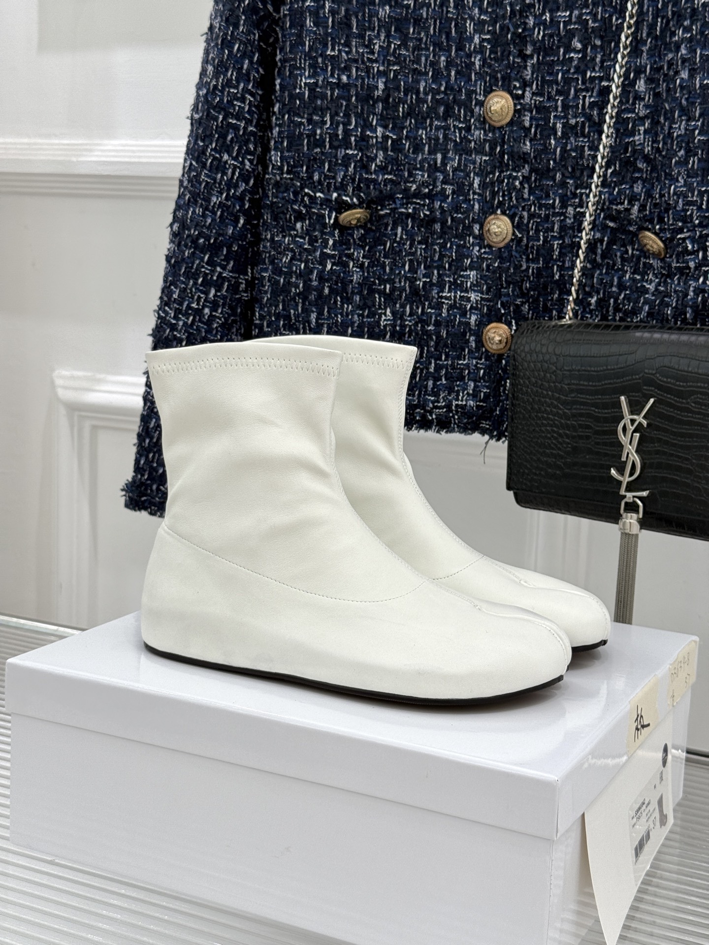 MaisonMargiela｜MM6马吉拉 复古分趾弹力靴短靴 分趾鞋型藏先锋基因 弹力靴筒裹住纤细脚踝 后跟白缝线是品