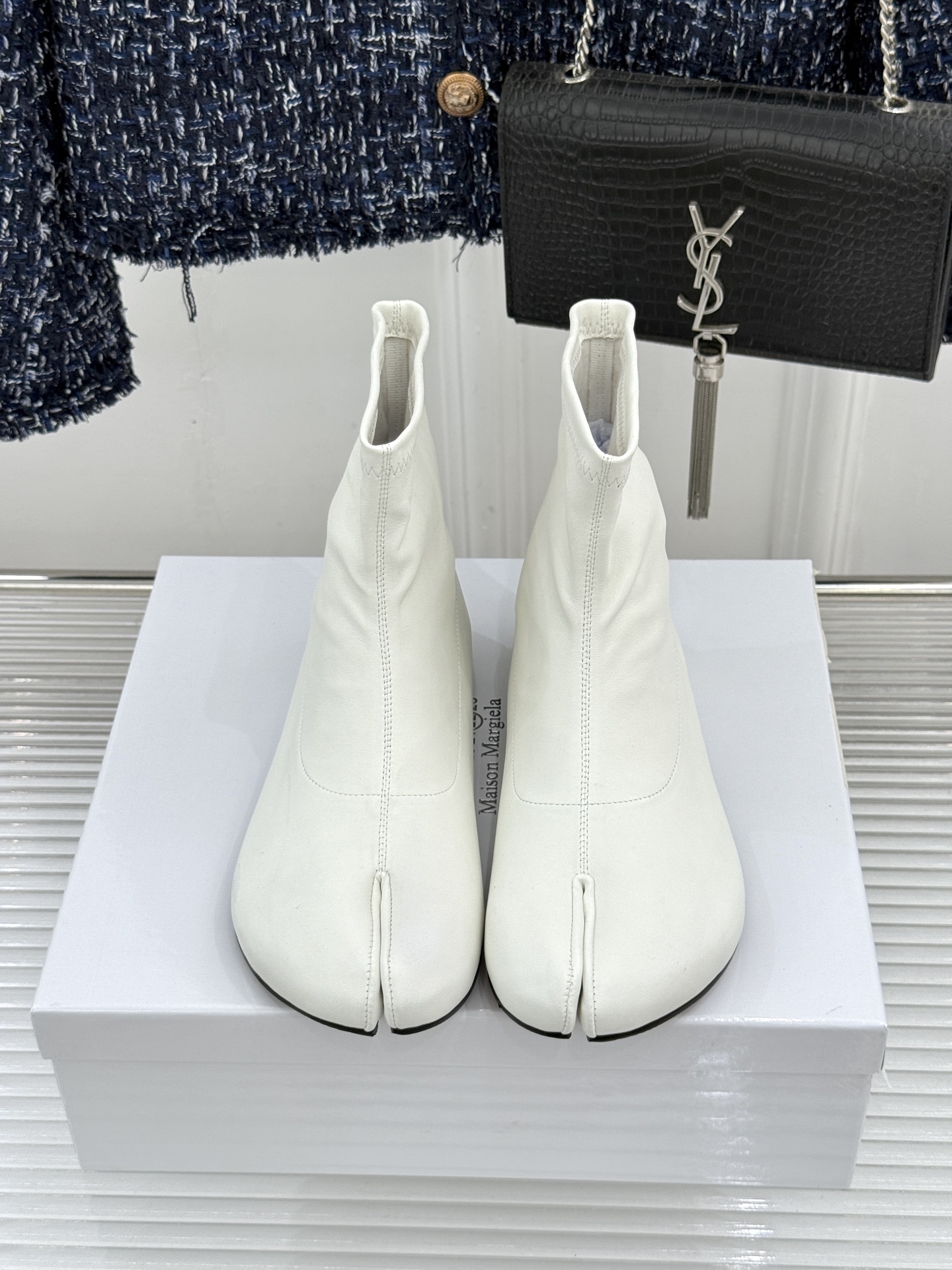 MaisonMargiela|MM6马吉拉 复古分趾弹力靴短靴 分趾鞋型藏先锋基因 弹力靴筒裹住纤细脚踝 后跟白缝线是品 MaisonMargiela|MM6马吉拉 复古分趾弹力靴短靴 分趾鞋型藏先锋基因 弹力靴筒裹住纤细脚踝 后跟白缝线是品