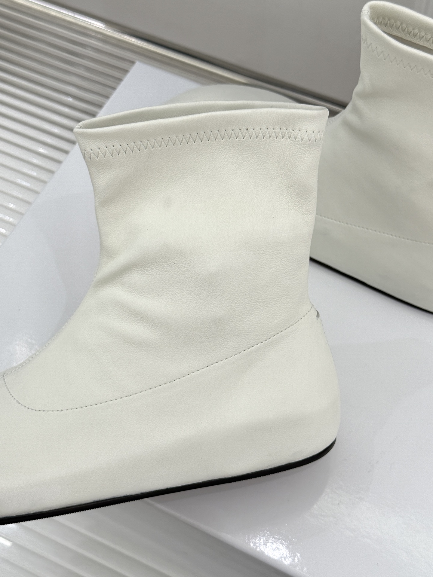MaisonMargiela|MM6马吉拉 复古分趾弹力靴短靴 分趾鞋型藏先锋基因 弹力靴筒裹住纤细脚踝 后跟白缝线是品 MaisonMargiela|MM6马吉拉 复古分趾弹力靴短靴 分趾鞋型藏先锋基因 弹力靴筒裹住纤细脚踝 后跟白缝线是品