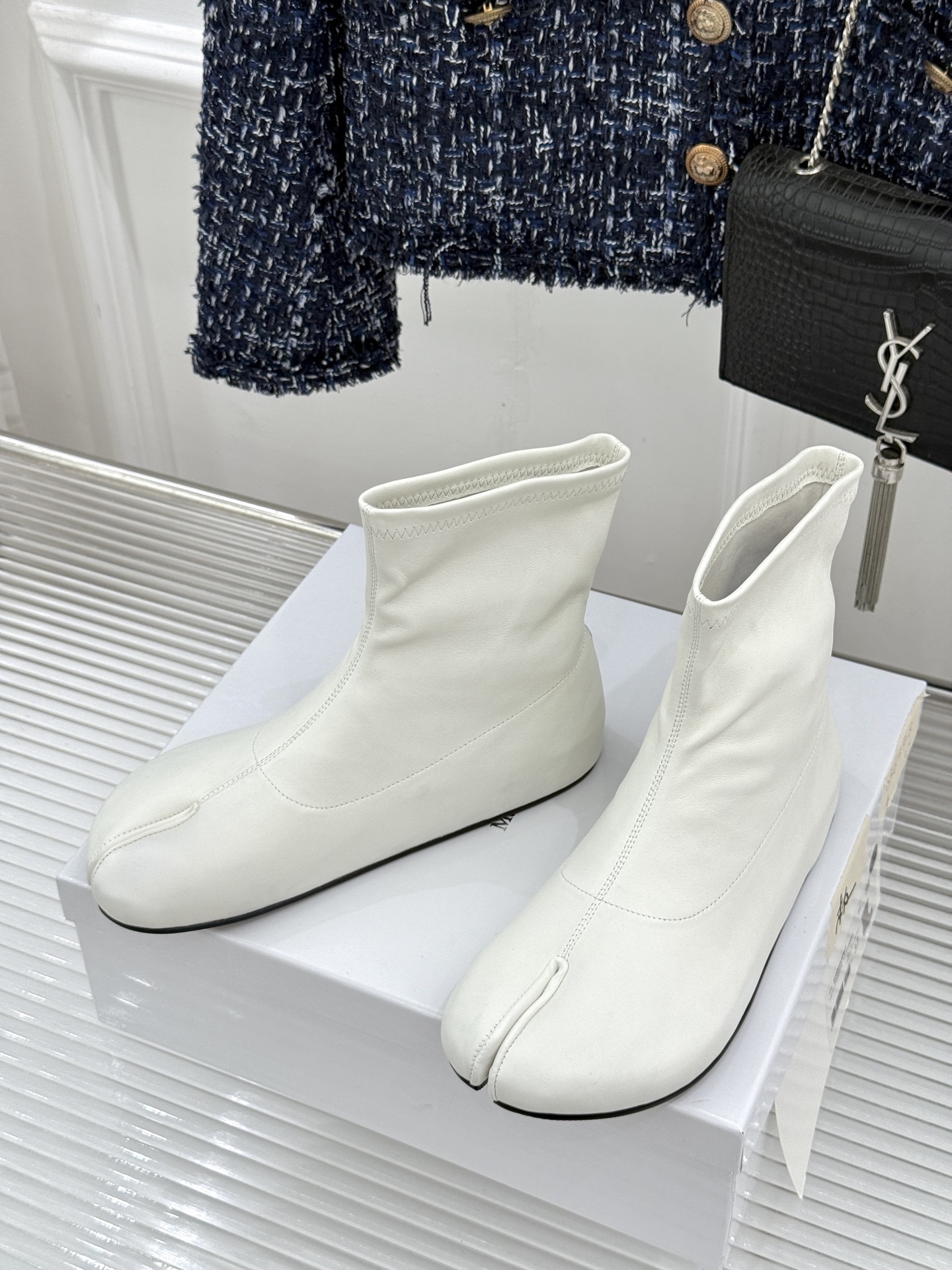 MaisonMargiela|MM6马吉拉 复古分趾弹力靴短靴 分趾鞋型藏先锋基因 弹力靴筒裹住纤细脚踝 后跟白缝线是品 MaisonMargiela|MM6马吉拉 复古分趾弹力靴短靴 分趾鞋型藏先锋基因 弹力靴筒裹住纤细脚踝 后跟白缝线是品